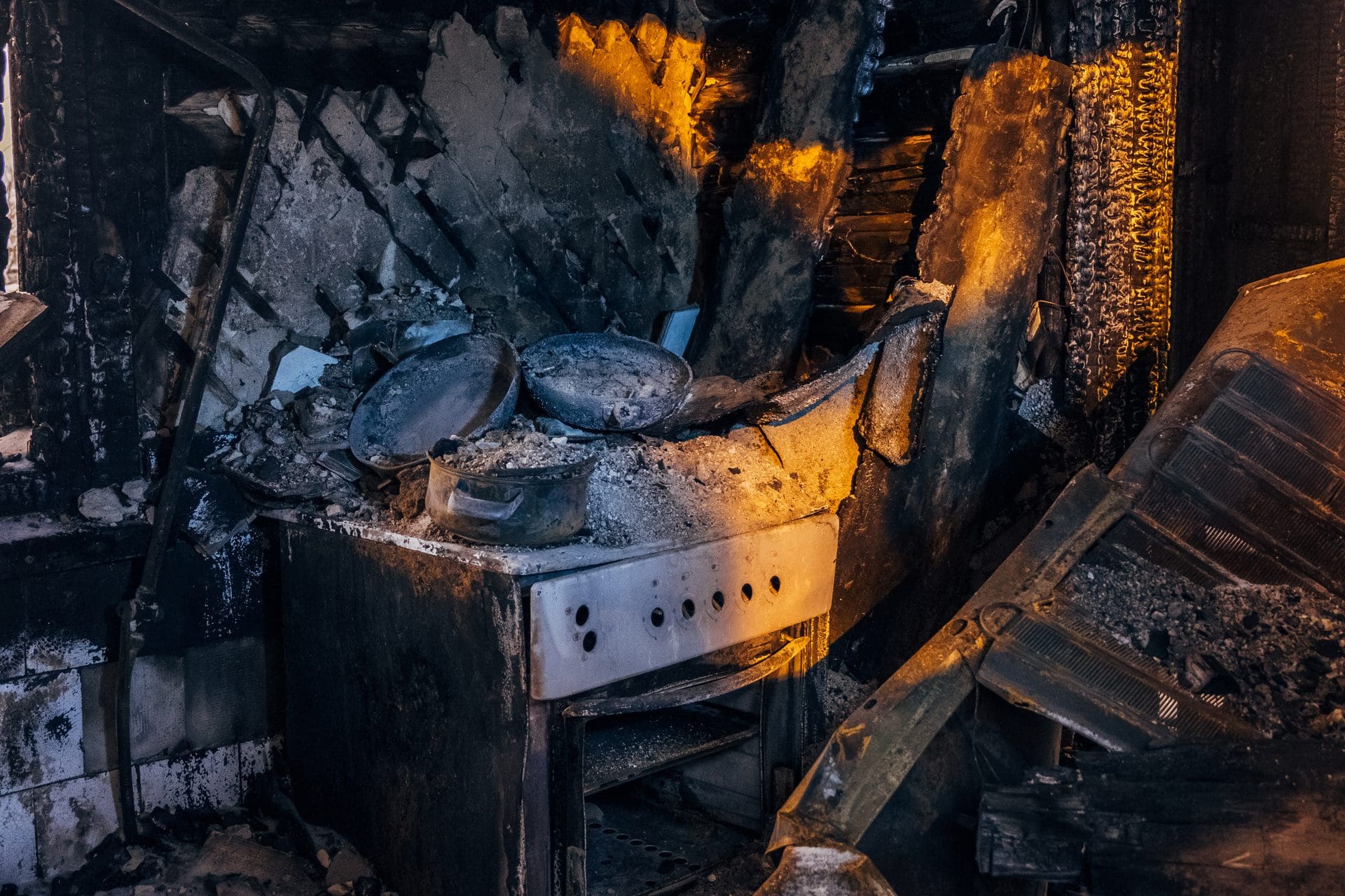 Abgebrannte / ausgebrannte Küche - und nun? Welche Versicherung bezahlt die Schäden? (© Mulderphoto / stock.adobe.com)
