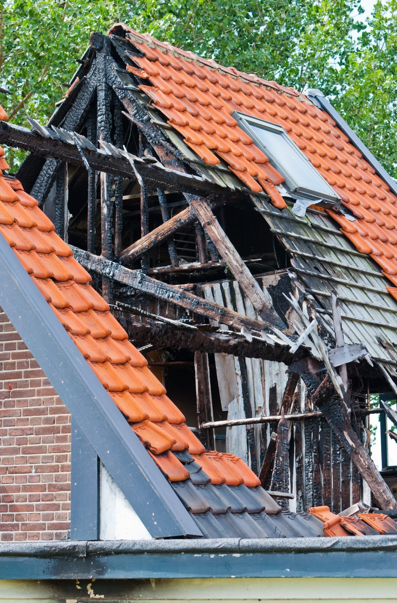 Abgebranntes Haus in Berlin - jetzt sind Experten für die Brandschadenbeseitigung und Brandschadensanierung gefragt (© Ruud Morijn / stock.adobe.com)