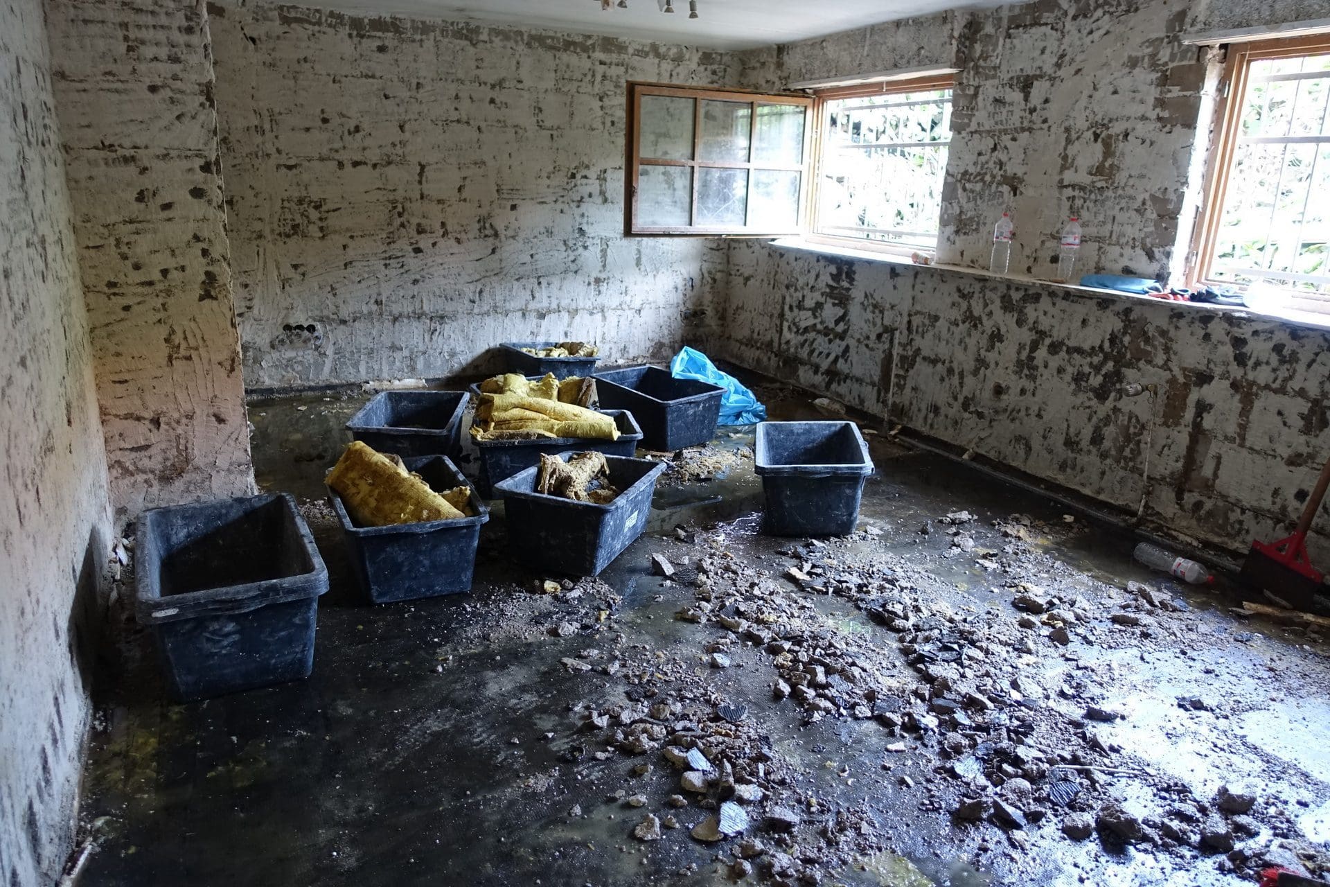Wasserschaden: Abriss- und Abbrucharbeiten im Keller eines Wohnhauses nach der Flutkatastrophe. Die Abrissarbeiten Kosten übernimmt hier wohl die vorhandene Elementarschadenversicherung. (© etfoto / stock.adobe.com)