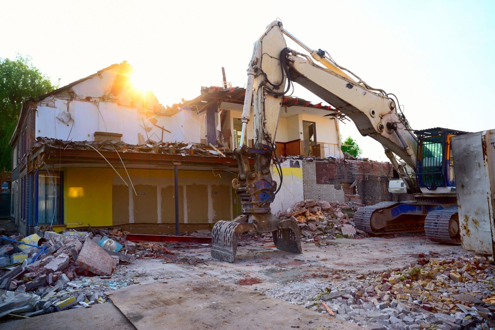 Abrissarbeiten an einem Haus | Spezialisierte Firmen übernehmen die Arbeit, die Kosten bei einem Versicherungsfall (hoffentlich) die Gebäudeversicherung... (© stevem / stock.adobe.com)