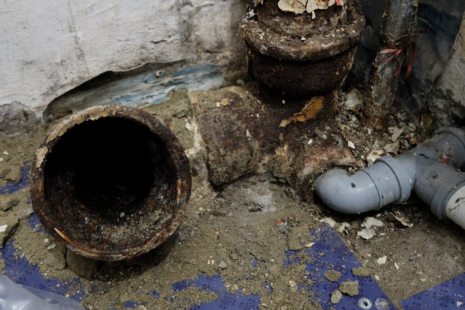 Abwasserschaden Versicherung | Ein Fall für die Gebäudeversicherung? (© romsvetnik / stock.adobe.com)