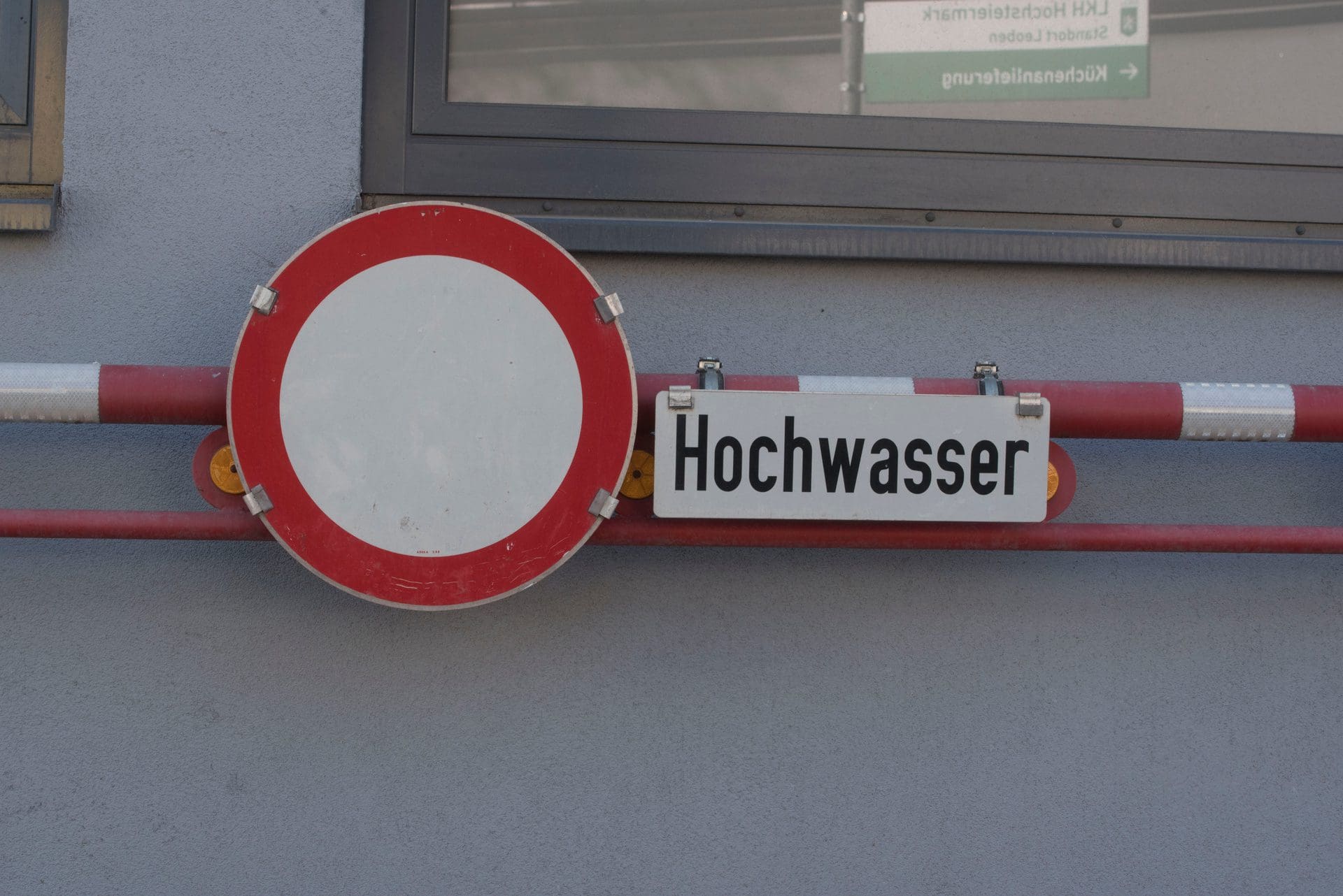 Achtung Hochwasser (© Elmar Gubisch / stock.adobe.com)