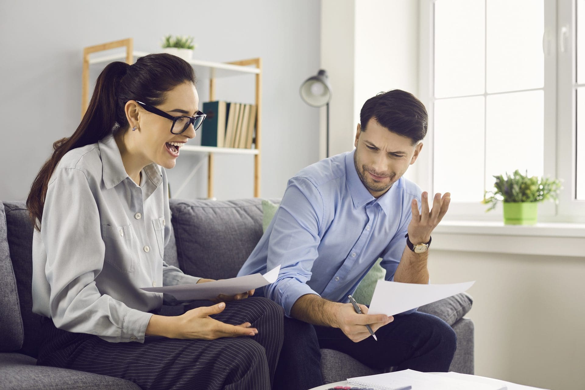 Ärger und Probleme mit der Versicherung - was tun, wer hilft? - Die Deutsche Schadenshilfe unterstützt Sie mit Sachverständigen und Fachanwälten für Versicherungsrecht. (© Studio Romantic / stock.adobe.com)