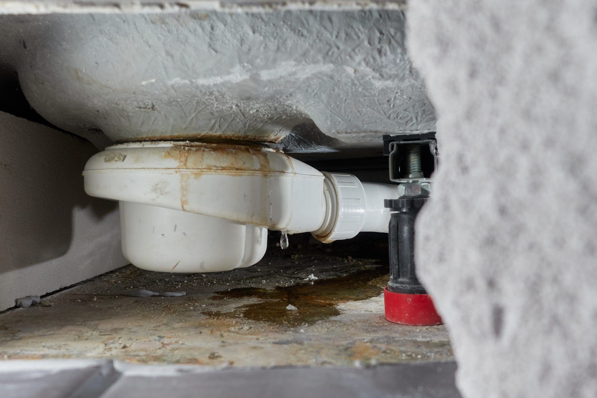 Allmählichkeitsschäden + Gebäudeversicherung | Tropft über Jahre hinweg der Siphon unter der Badewanne ins Gemäuer - zahlt den Schaden dann die Versicherung?! (© Jan / stock.adobe.com)