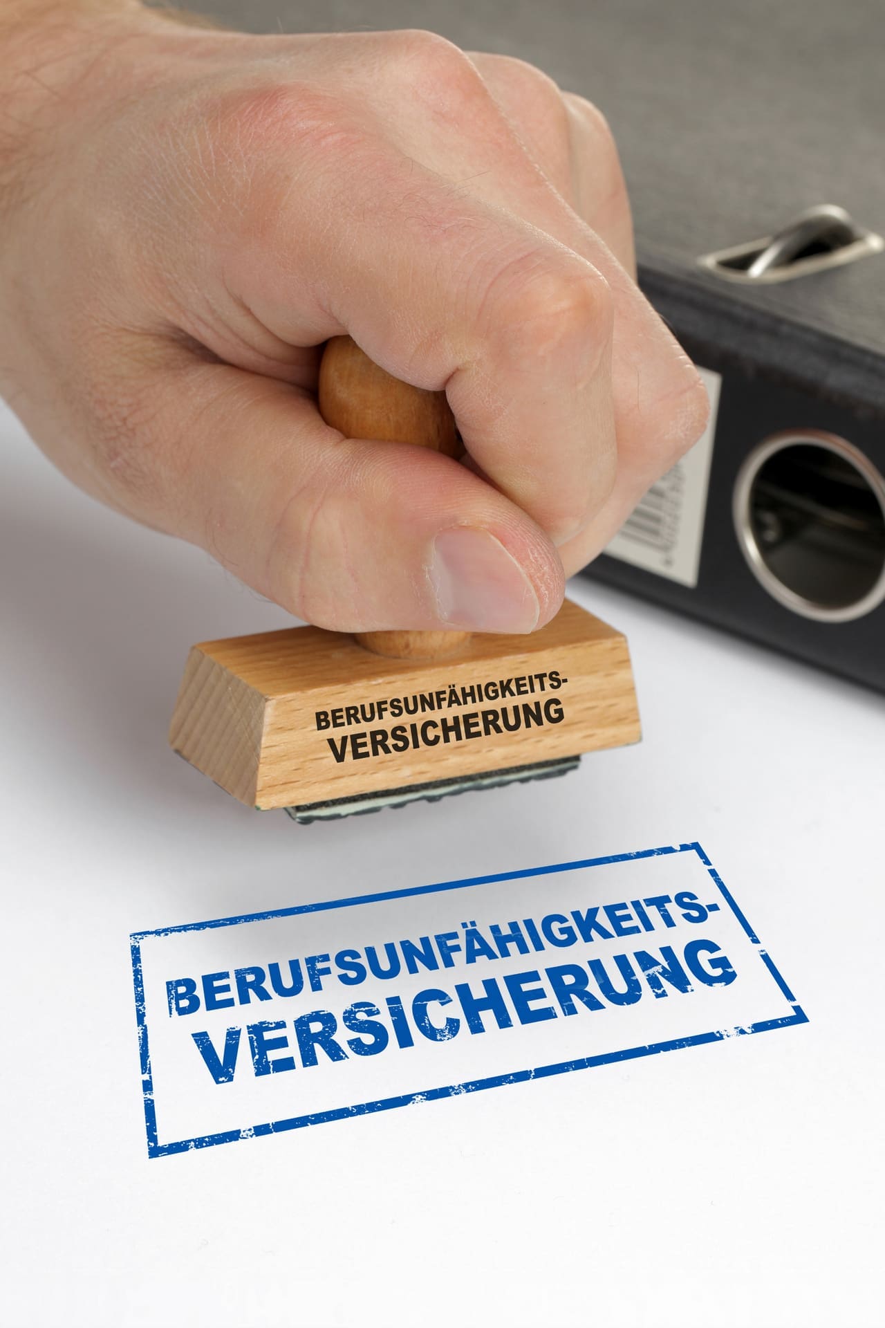 Bis eine Berufsunfähigkeitsversicherung ihre Leistungspflicht und die Berufsunfähigkeit anerkennt und die Zahlung der vereinbarten Berufsunfähigkeitsrente freigibt, können oft viele Monate vergehen. Für den Versicherungsnehmer, der auf die Leistungen angewiesen ist, ist dieses Warten auf Anerkenntnis der BU oft schmerzlich. (© N Media / Fotolia)