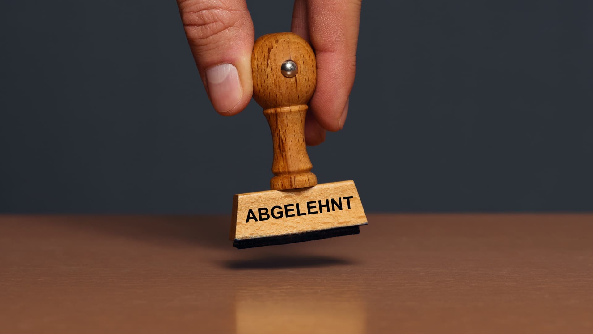 Antrag auf BU-Rente abgelehnt. - Und nun? - Wir von der Deutschen Schadenshilfe unterstützen Sie, wenn Ihre Versicherung bei Berufsunfähigkeit nicht zahlt! (© Dominik Neudecker / stock.adobe.com)