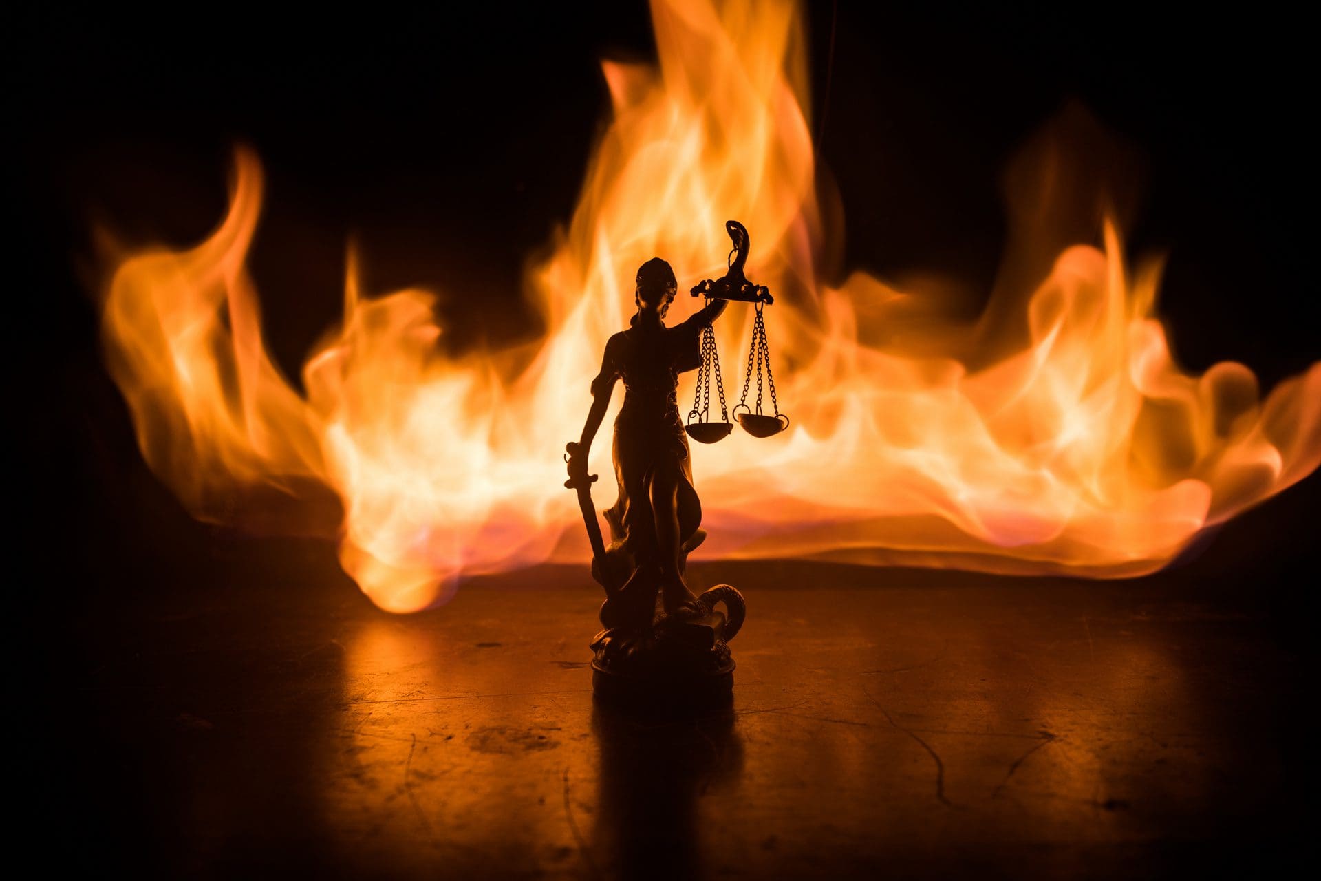 Brandschaden: Rechtsanwalt benötigt? (© zef art / stock.adobe.com)