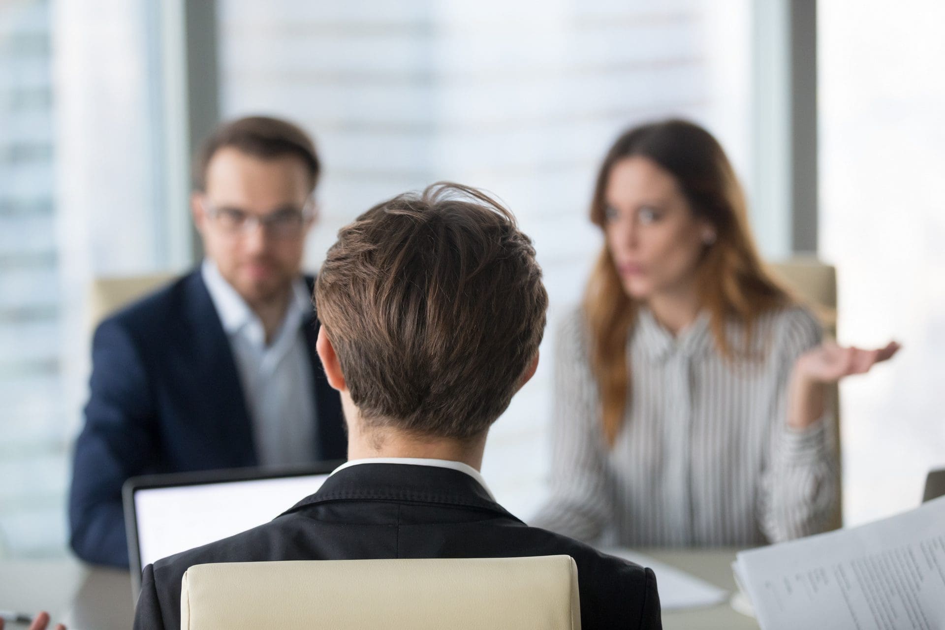 Anwalt Versicherungsrecht | Bei Ärger mit Versicherung einen Fachanwalt / Rechtsanwalt hinzuziehen! (© fizkes / stock.adobe.com)