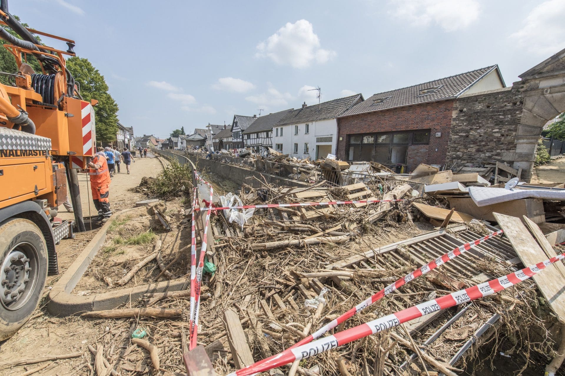 Aufräumarbeiten nach Hochwasser | Wer zahlt was von den Kosten? Inwieweit übernehmen Gebäudeversicherungen / Elementarschadenversicherungen Aufräumkosten?! (© GordonGrand / stock.adobe.com) - Wasserschaden