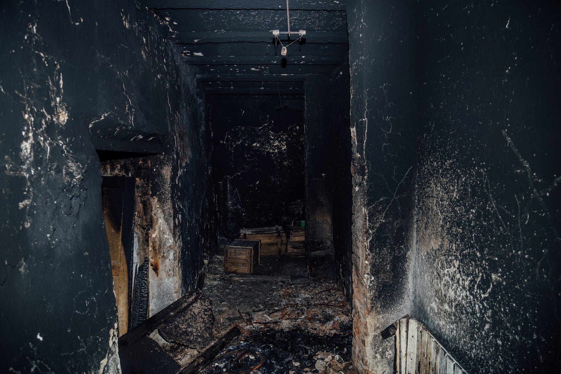 Ausgebrannte Wohnung - Nach der Schadensmeldung schickt die Versicherung ggf. einen Gebäudegutachter, gibt (hoffentlich schnell) die Brandschadensanierung frei und erstattet dann Sanierungskosten bzw. begleicht die Rechnungen der Sanierungsfirmen (© Mulderphoto / stock.adobe.com) Ausgebrannte Wohnung - Nach der Schadensmeldung schickt die Versicherung ggf. einen Gebäudegutachter, gibt (hoffentlich schnell) die Brandschadensanierung frei und erstattet dann Sanierungskosten bzw. begleicht die Rechnungen der Sanierungsfirmen (© Mulderphoto / stock.adobe.com)