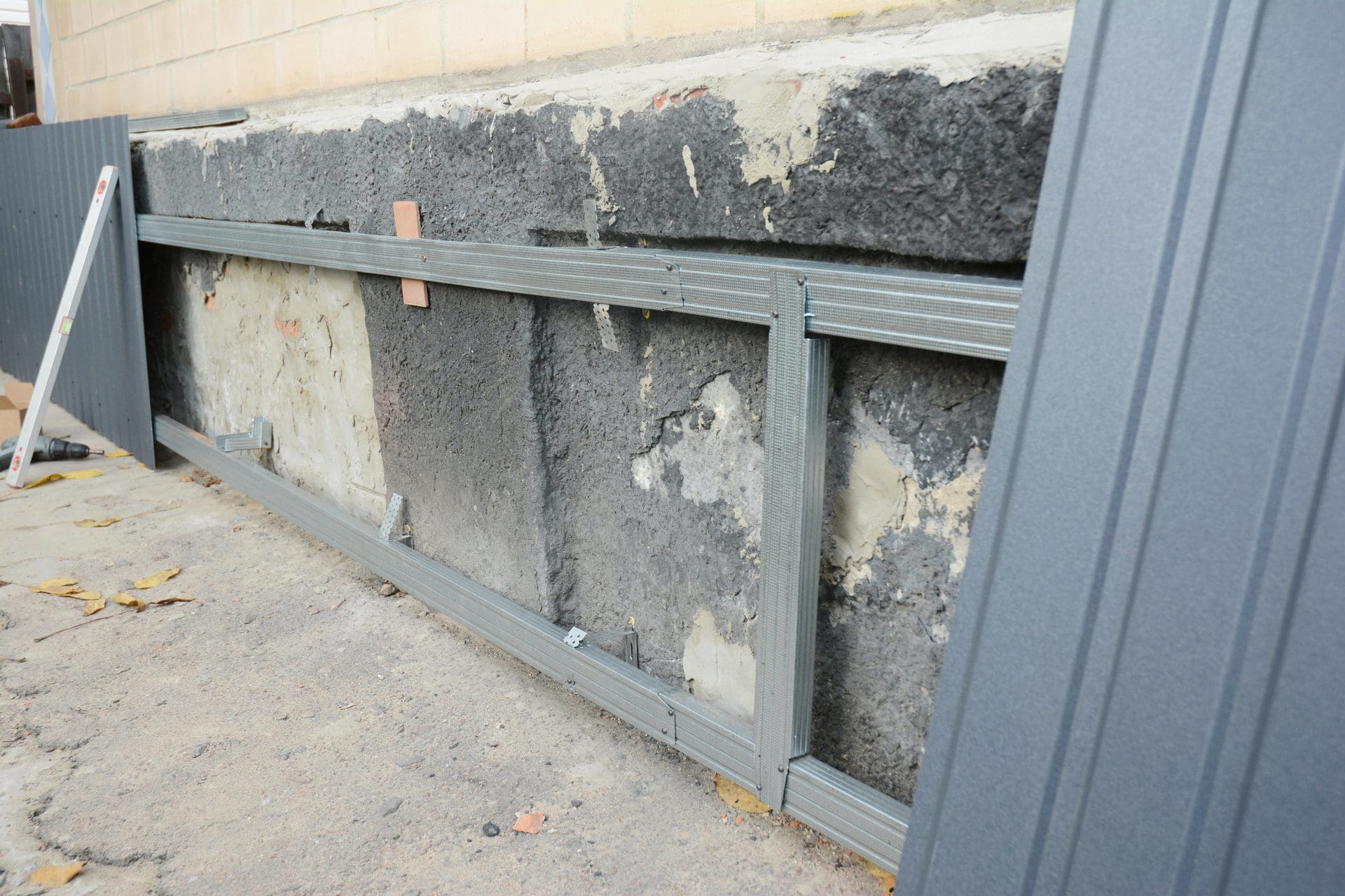 Außenmauer abdichten | Wasser und Feuchtigkeit von der Hauswand / Kellerwand fernhalten (© bildlove / stock.adobe.com)