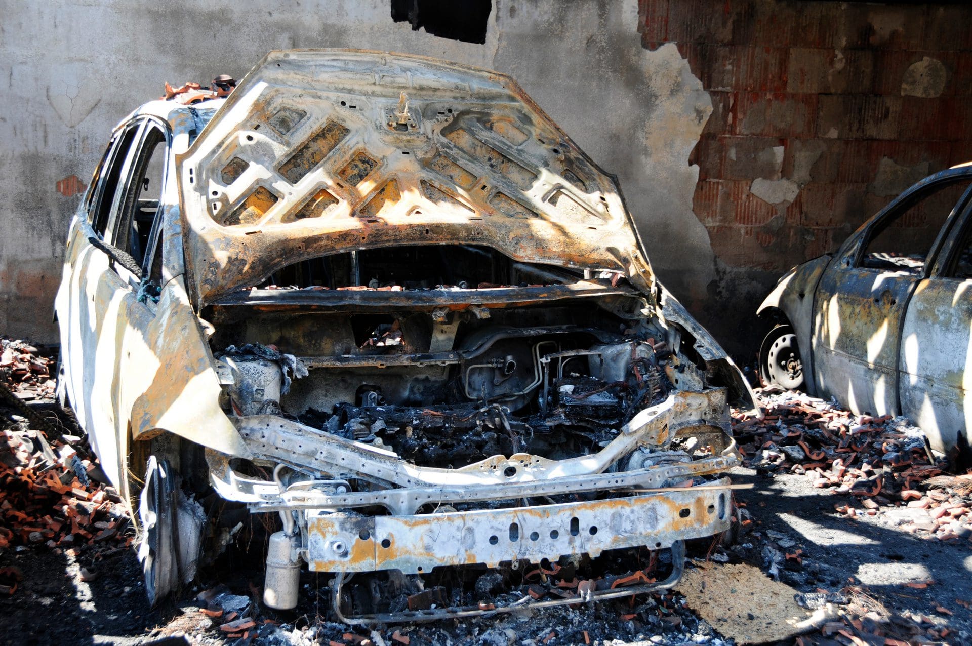 Autos in Garage abgebrannt | Oft braucht es für die Schadensregulierung mit der Versicherung einen Anwalt (© Petra Beerhalter / stock.adobe.com)