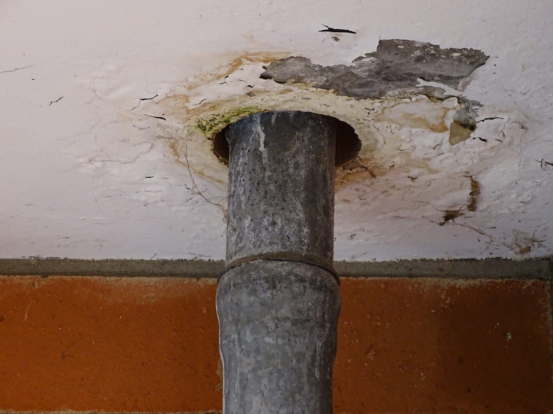 Balkon abdichten und sanieren | Durchfeuchtete Balkondecke nach einem darüberliegenden Wasserschaden (© knautschbaer / stock.adobe.com)