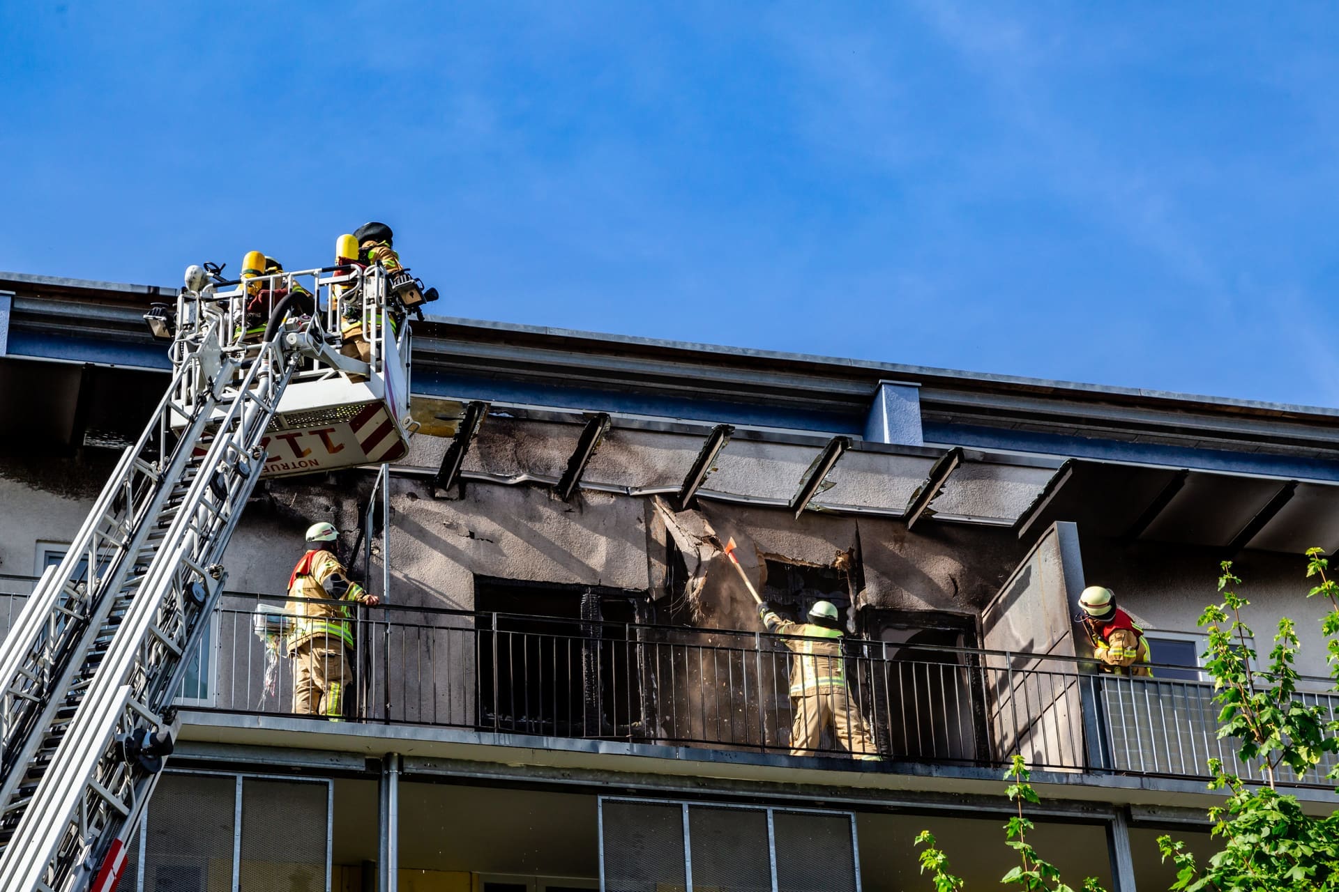 Balkon-Brand gelöscht (© Robert Leßmann / stock.adobe.com)