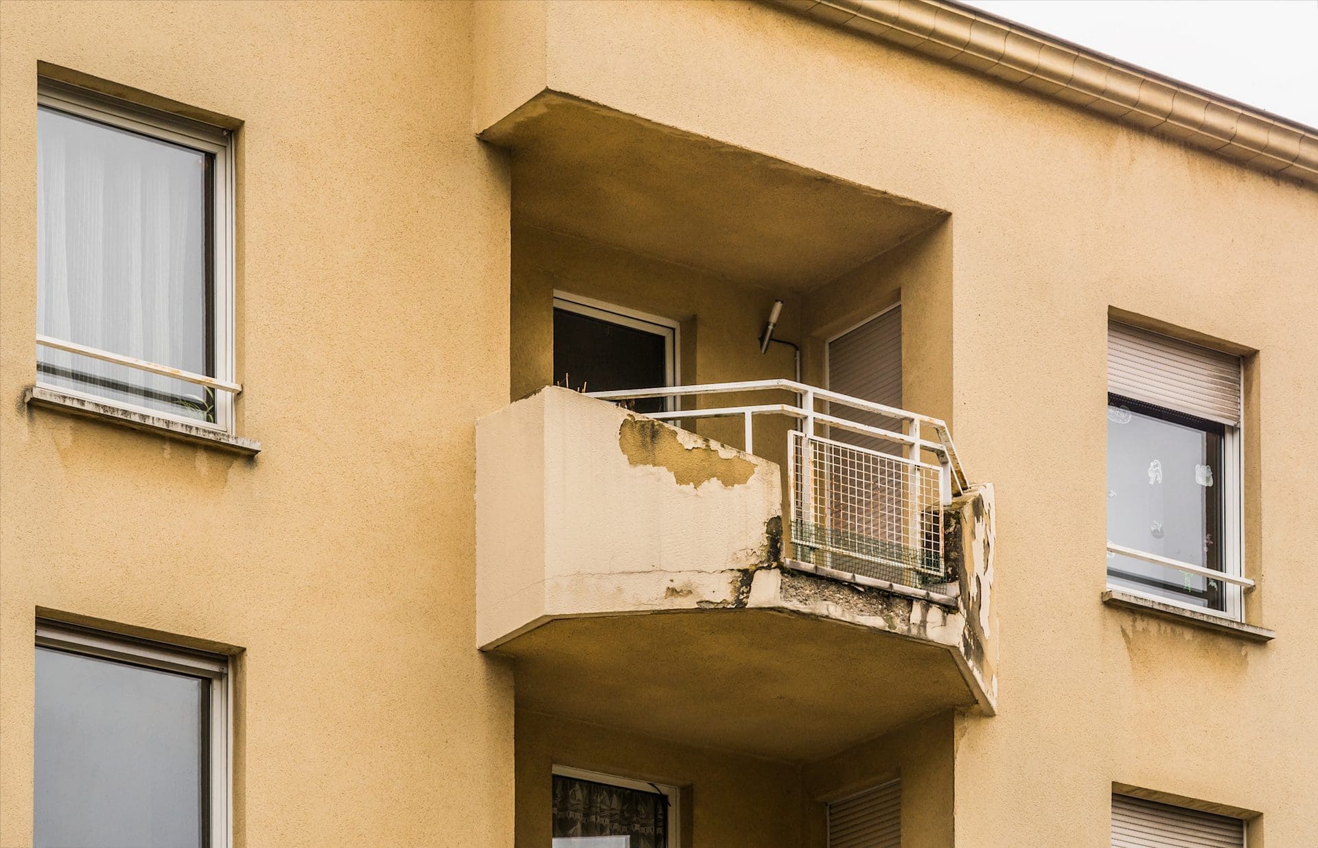 Balkon sanieren | Hier stehen Reparaturen am Balkongeländer, Fliesen, Fugen und Putz an. Die Kosten für die Arbeiten durch einen Fachmann (Balkonbauer) und die Materialkosten trägt der Eigentümer / Vermieter bzw. je nach Regelung die Eigentümergemeinschaft (© Fotoschlick / stock.adobe.com)