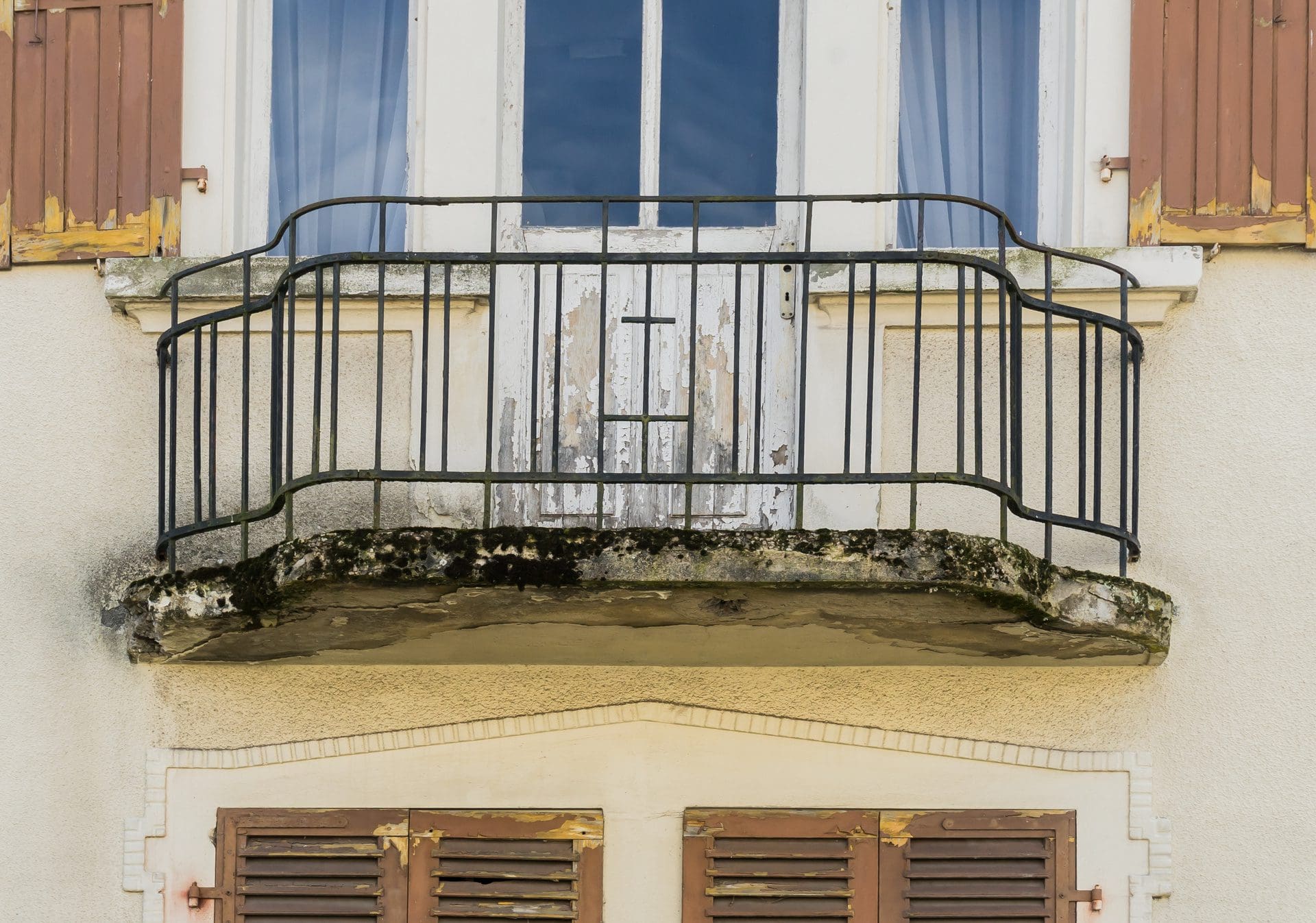 Balkon undicht - Was tun, wer haftet? Ist das ggf. ein Versicherungsschaden? (© Fotoschlick / stock.adobe.com)