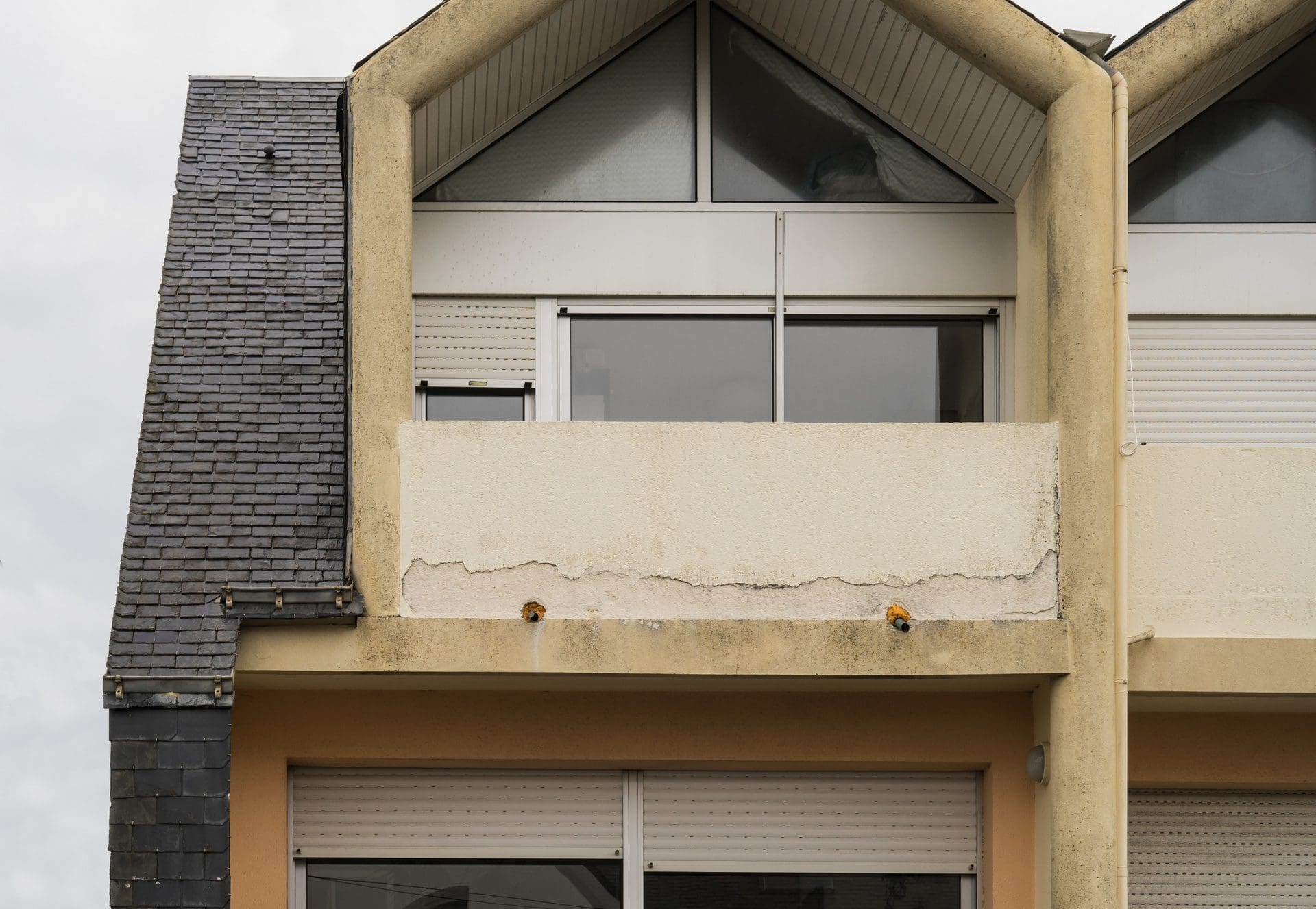 Baumangel oder Alterserscheinung? | Putz platzt ab, Balkon undicht - welcher Handwerker repariert die verschiedenen Schäden?! (© Fotoschlick / stock.adobe.com)