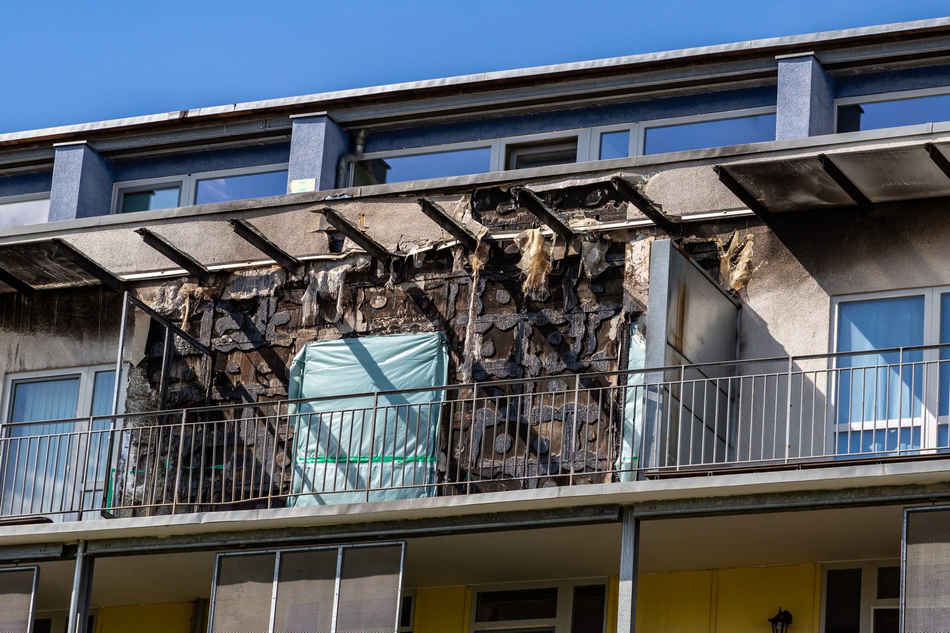 Balkonsanierung: Kosten für die Sanierung dieses Balkons werden nach einem Brandfall wohl im Zuge der Brandschadensanierung von der Gebäudeversicherung übernommen (© Robert Leßmann / stock.adobe.com)