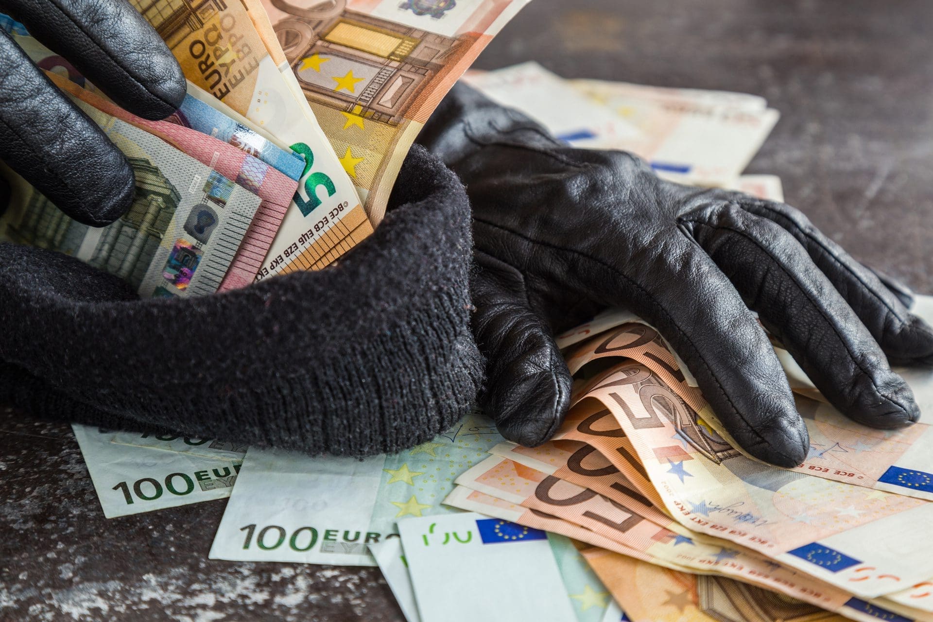 Diebstahl von Bargeld versichert? Wenn bei einem Einbruch Bargeld gestohlen wird, ist die Hausratversicherung zuständig. Aber zahlt die alles? (© fotoduets / stock.adobe.com)