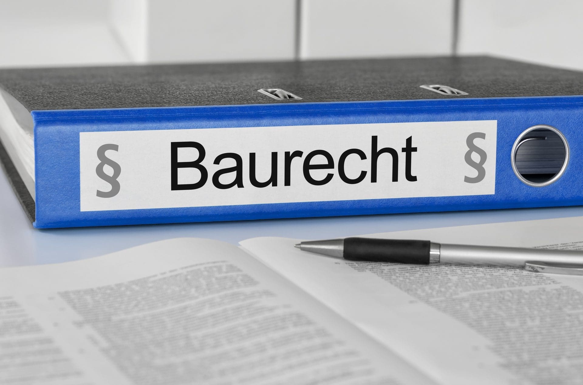 Baurecht ist ein komplexes Rechtsgebiet - Wir vermitteln Ihnen einen geeigneten Fachanwalt für Baurecht, wenn Sie bei Streitigkeiten einen Rechtsanwalt brauchen (© Zerbor / stock.adobe.com)