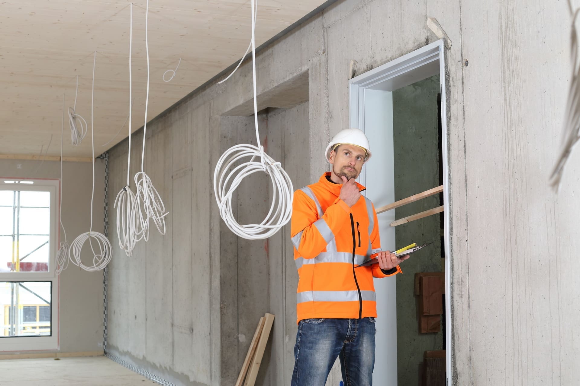 Viele Baugutachter / Bausachverständige arbeiten überwiegend in der Baubegleitung und Bauabnahme (Stichwort Baumängel), leisten mit ihren Gutachten aber auch wertvolle Dienste bei der Untersuchung von Versicherungsschäden und der diesbezüglichen Beweissicherung (© RioPatuca Images / stock.adobe.com)