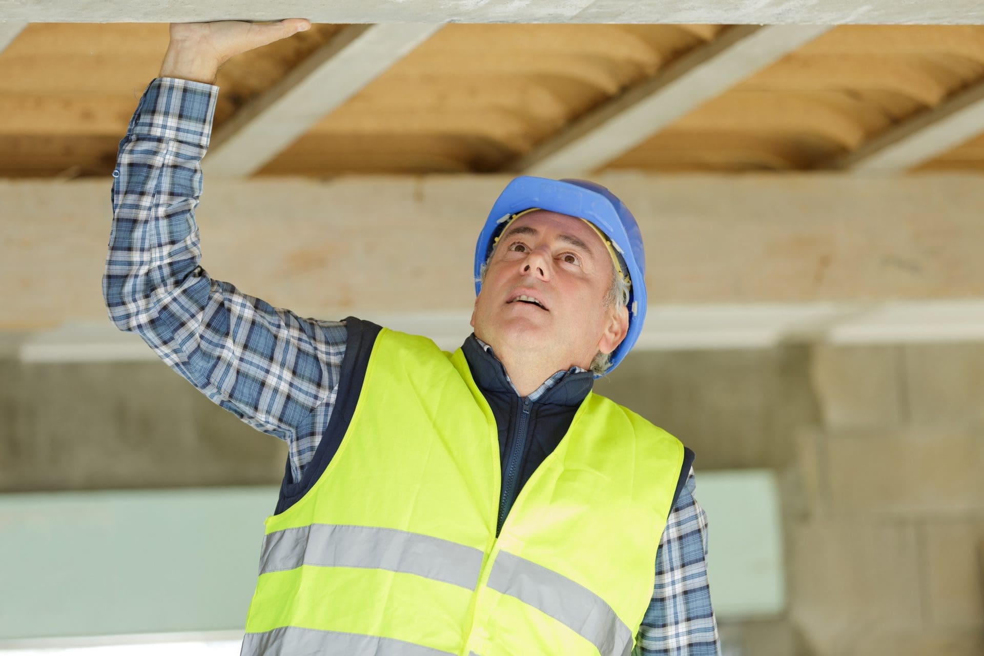 Bausachverständiger begleitet Hausbau | Die Arbeiten des Bauträgers und seiner Handwerker sollten vom Bauherrn durch eine professionelle Baubegleitung regelmäßig geprüft werden. Werden am Bauwerk fehlerhafte Bauleistungen festgestellt, sollte dies in Form einer schriftlichen Mängelrüge / Mängelanzeige dokumentiert werden. Zusätzlich ist eine Frist für die Nachbesserung / Beseitigung zu setzen. (© auremar / stock.adobe.com)