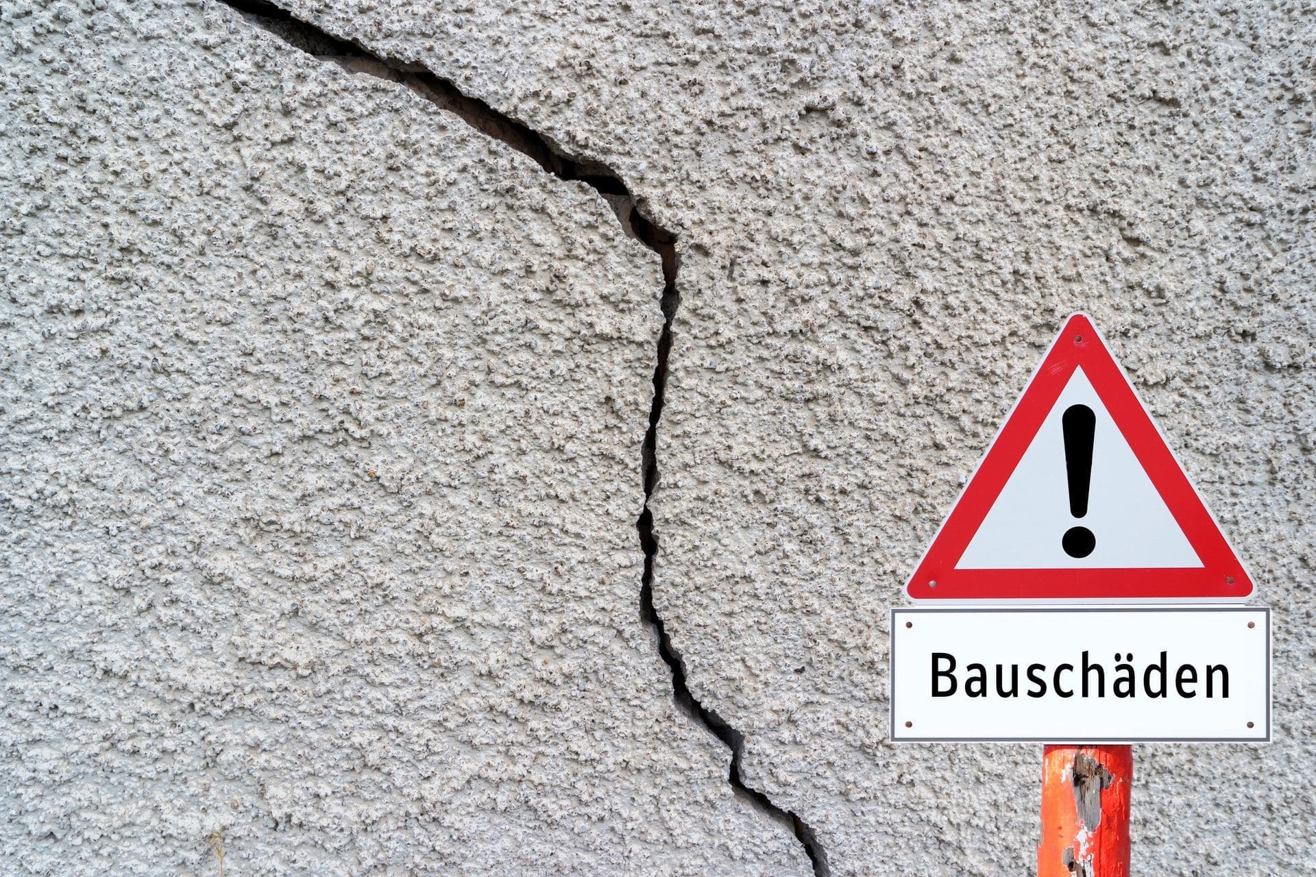 Bauschäden | Wann es ein Versicherungsfall ist und welche Versicherung zahlen muss, kann oftmals nur ein Sachverständiger / Gutachter klären (© Animaflora PicsStock / stock.adobe.com)