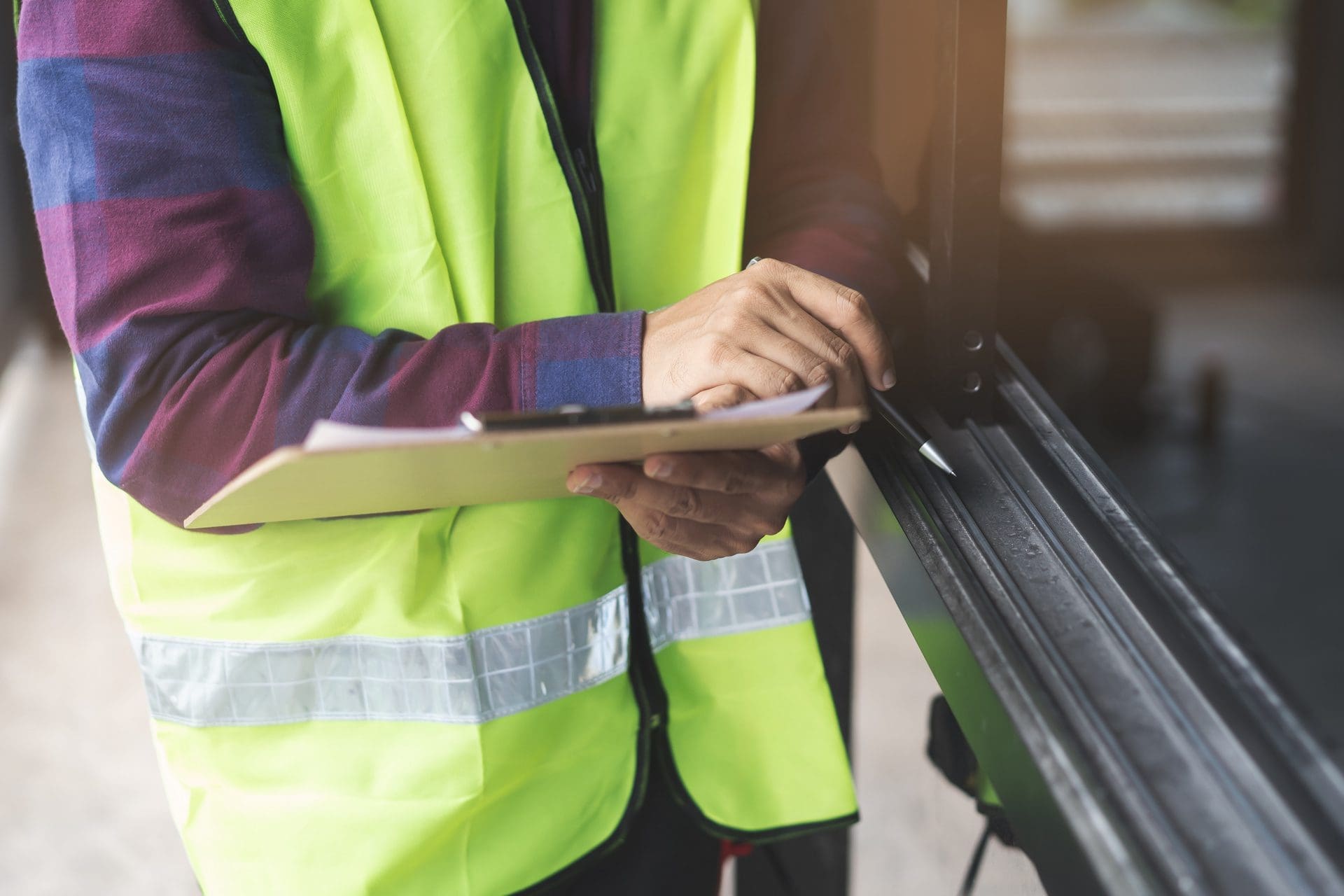 Bauschadensbewertung | Sachverständiger dokumentiert und bewertet Bauschäden (© Pormezz / stock.adobe.com)