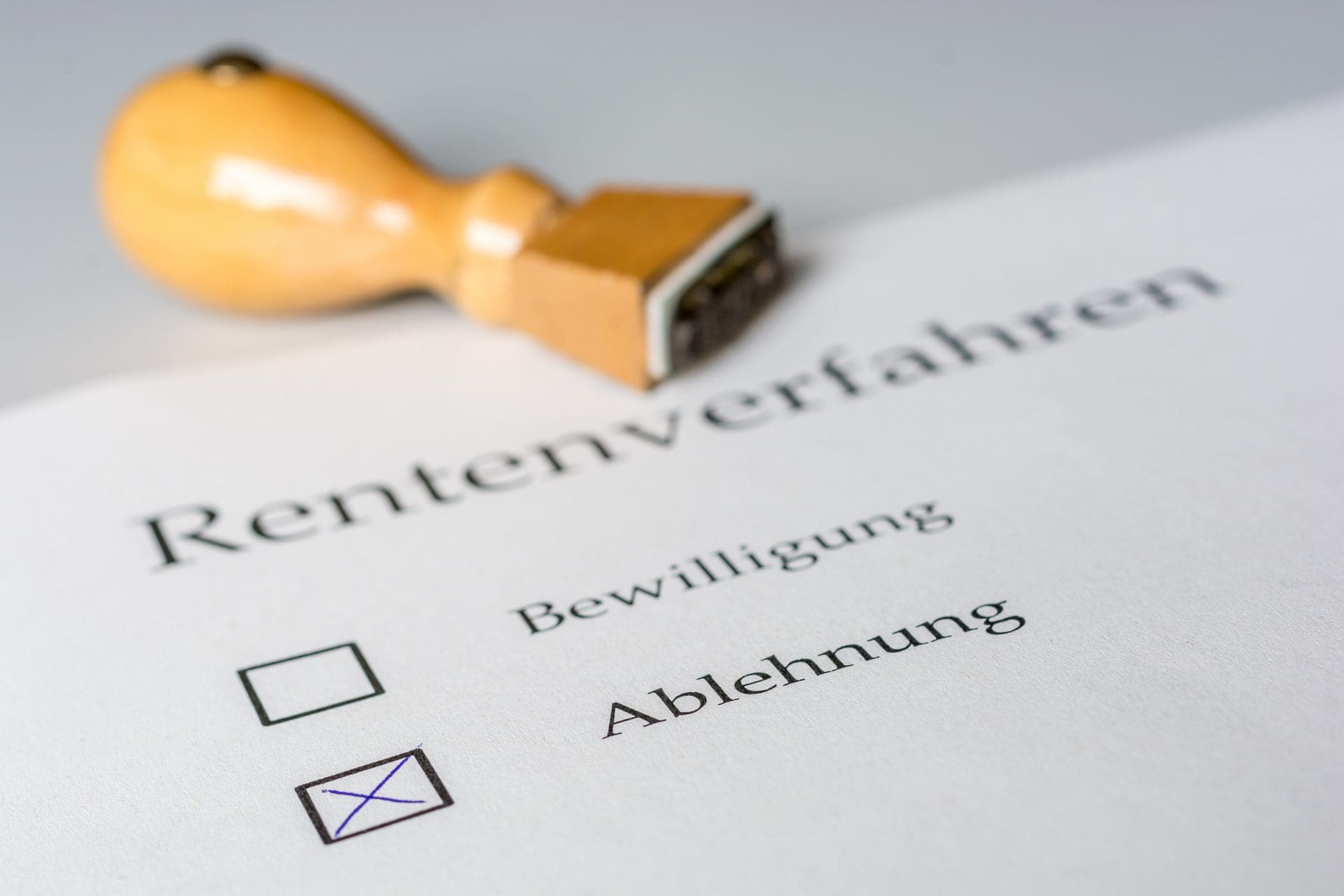 Antrag auf Berufsunfähigkeitsrente wurde abgelehnt - Berufsunfähigkeitsversicherung verklagen? (© Ralf Geithe / stock.adobe.com)