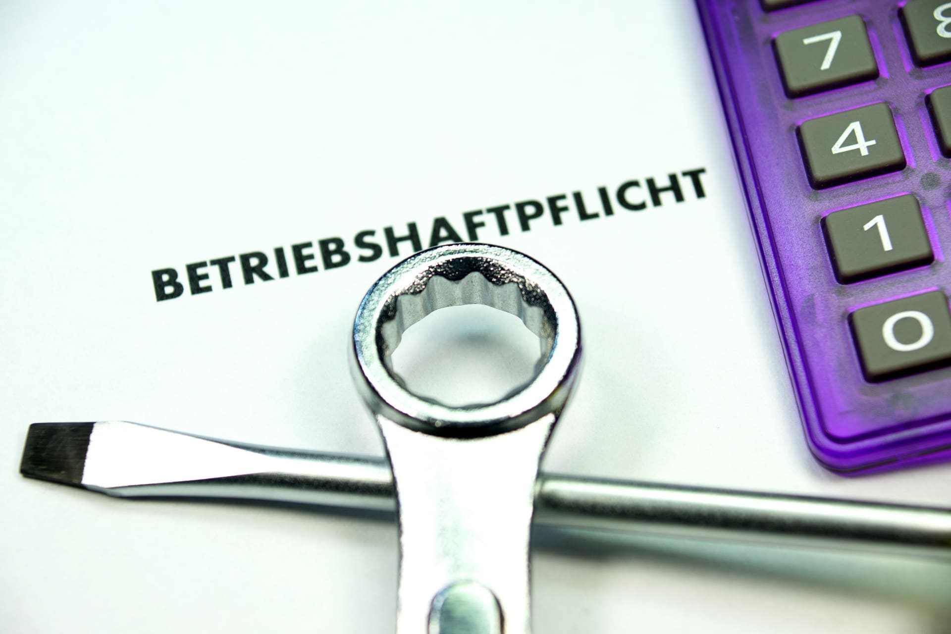 Betriebshaftpflicht: Betriebshaftpflichtversicherung zahlt nicht - und nun?! (© studio v-zwoelf / stock.adobe.com)