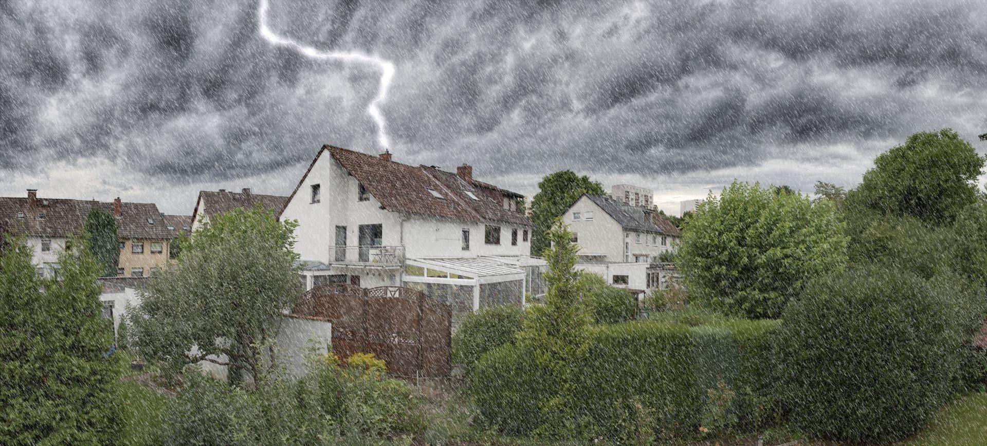 Blitzschlag: Haus von Gewitter betroffen - Welche Versicherung wird für die Schäden aufkommen? (© Frank Wagner / stock.adobe.com)