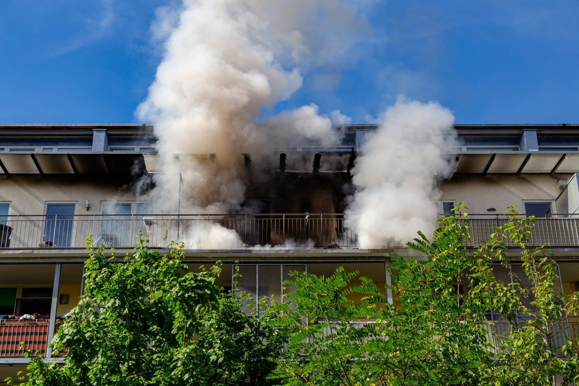 Brand in Wohnung - Rauch steigt auf | Ein Wohnungsbrand hinterlässt durch den Brandrauch auch im Wohnungsinneren Brandgeruch, Ruß und Giftstoffe, die professionell beseitigt werden müssen. (© Robert Leßmann / stock.adobe.com)