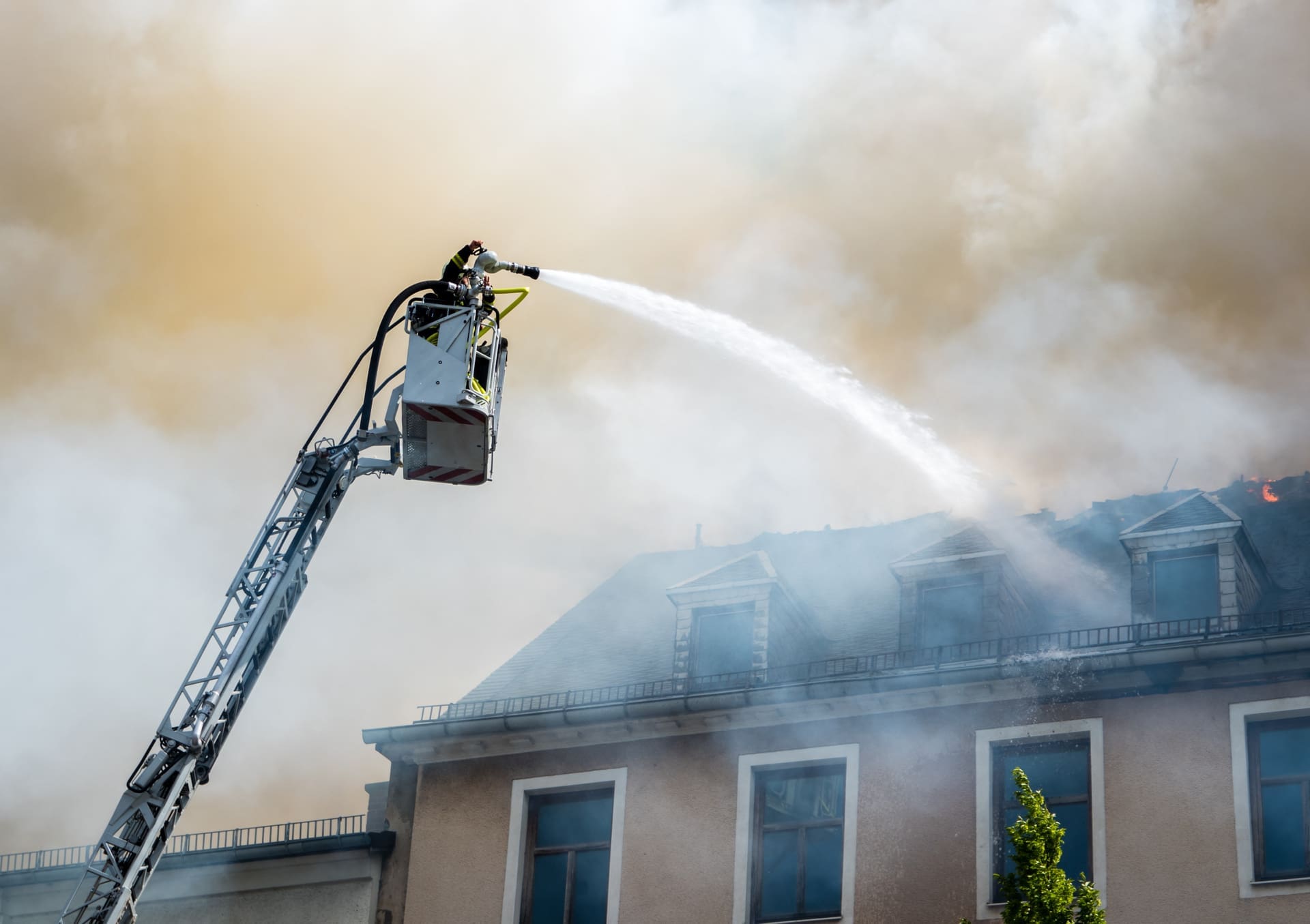 Bei der Brandschadensanierung müssen aufgrund der Schäden durch Löschwasser oft auch Trocknungsarbeiten eingeleitet werden. Das verlängert die Sanierungsmaßnahmen. (© Animaflora PicsStock / stock.adobe.com)