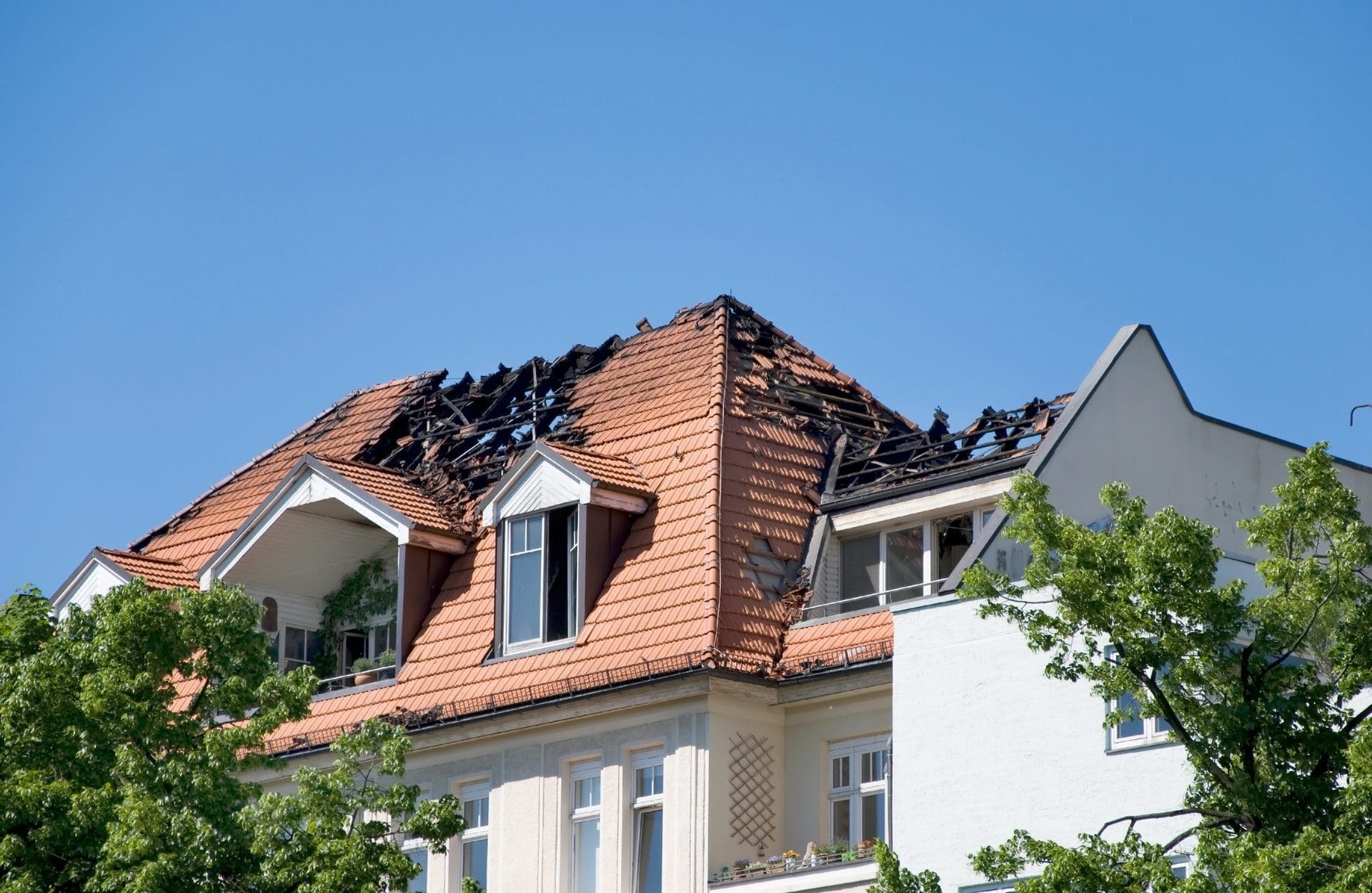 Brand in einem Gebäude | Die Feststellung der genauen Schadenhöhe für die Brandschadensanierung kann in der Regel nur ein Sachverständiger für Gebäudeschäden mit einem Gutachten beziffern (© flashpics / Fotolia)