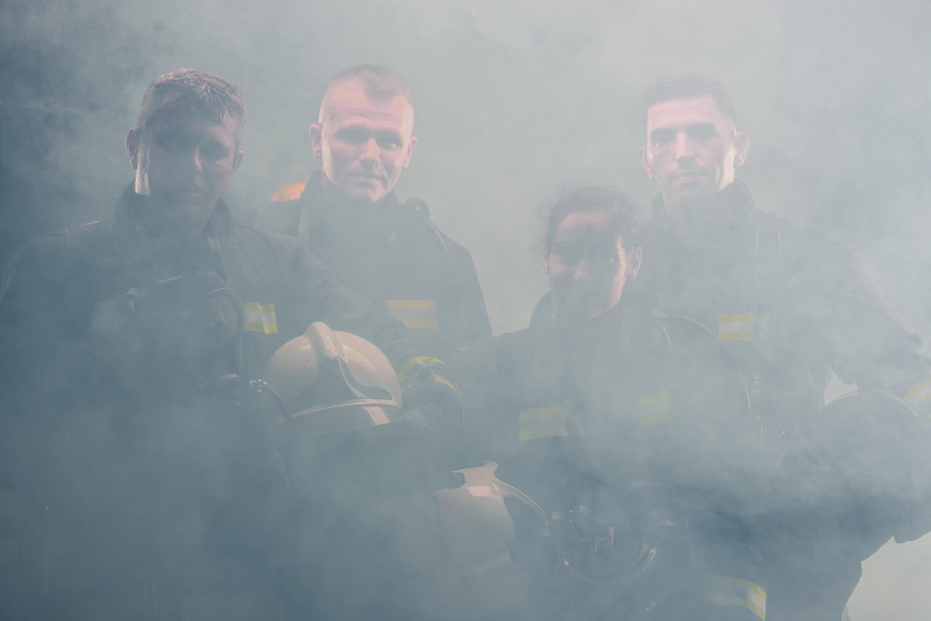 Brandgeruch / Rauchgeruch: Die Geruchsbelastung nach einem Brand macht Wohnungen oft unbewohnbar, nachdem das Feuer gelöscht wurde. Experten aus dem Bereich der Brandschadensanierung kümmern sich daher anschließend auch um die Geruchsneutralisierung / Geruchsbeseitigung. (© Dimco / stock.adobe.com)