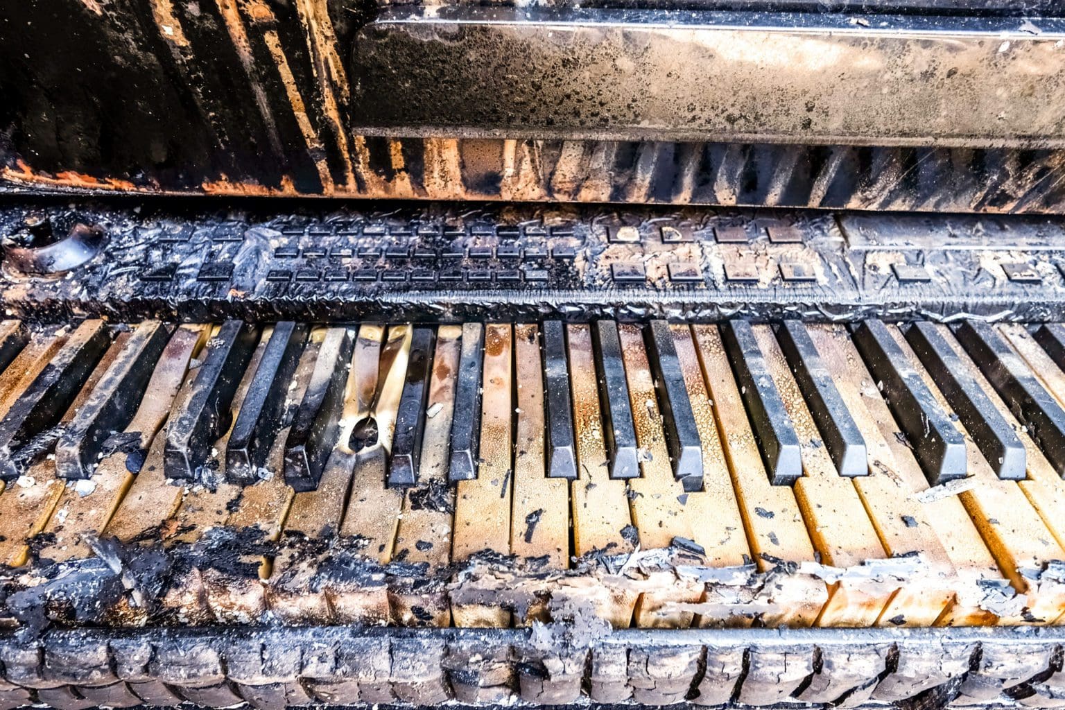 Brandrückstände entfernen und entsorgen (© sipaphotography / stock.adobe.com)