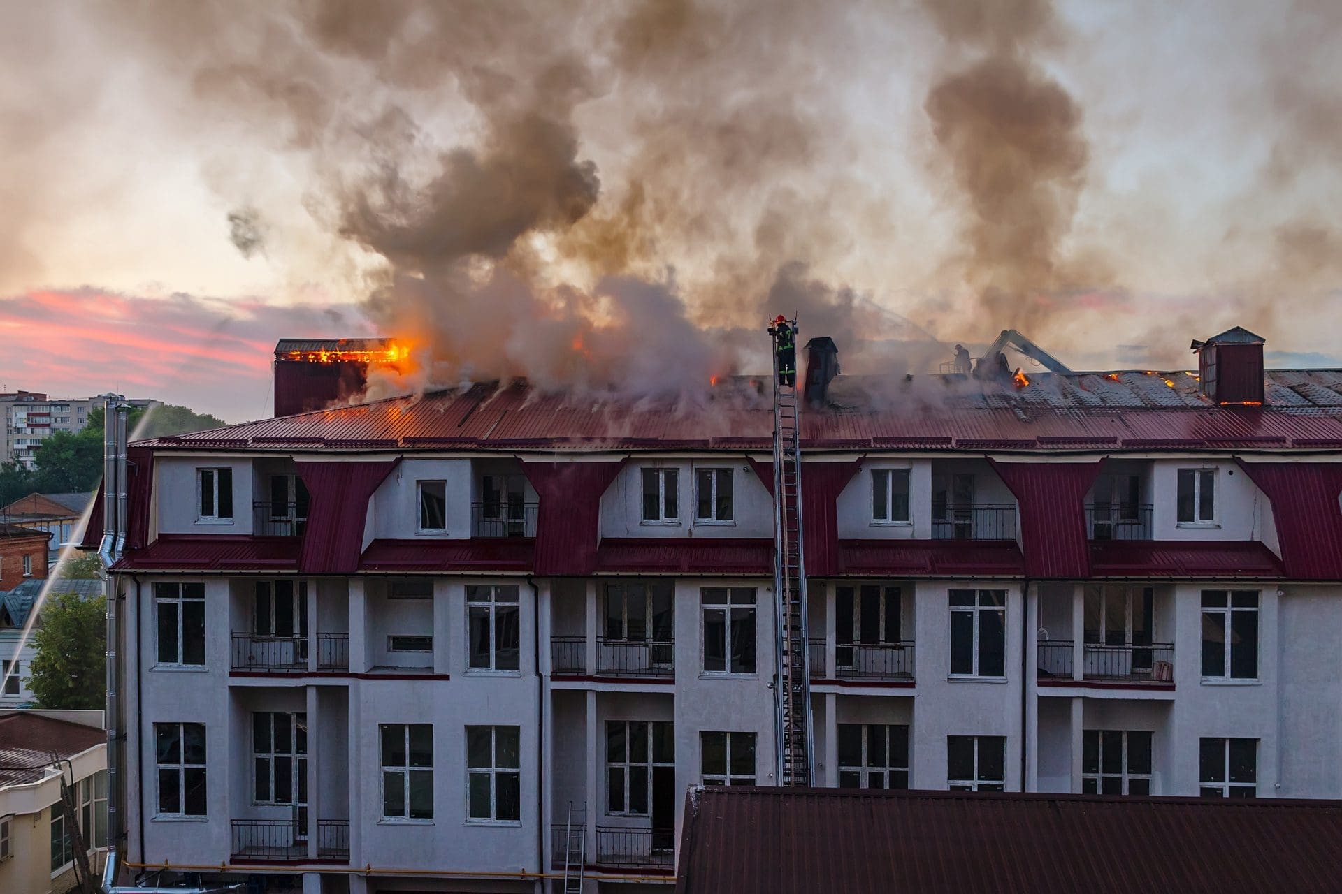 Brandsanierung München | Derartige Gebäudebrände erfordern nach den Löscharbeiten umfangreiche Maßnahmen der Brandschadenbeseitigung / Brandschadensanierung (© O. Farion / stock.adobe.com)