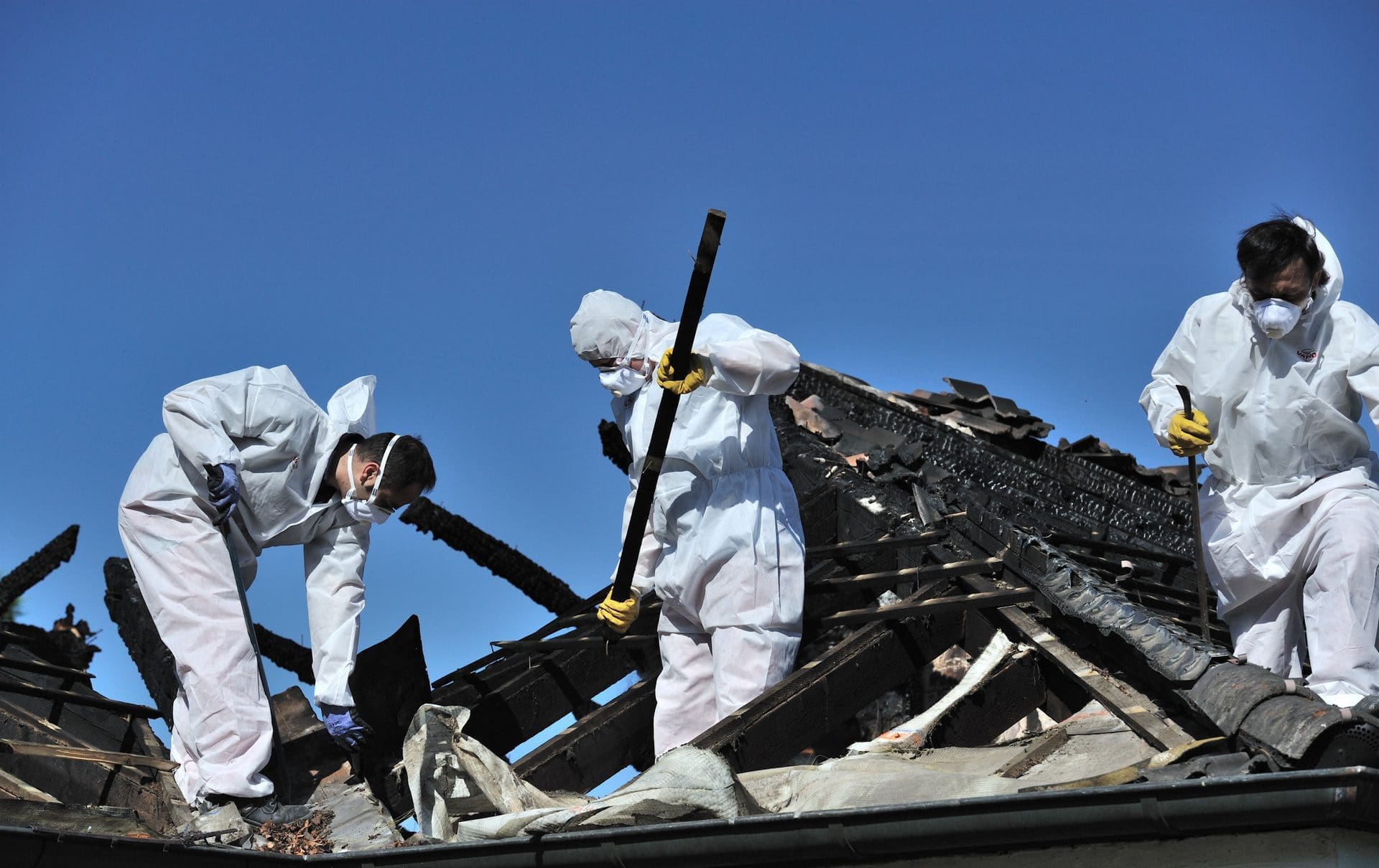 Aufräumarbeiten nach einem Feuer: Die Brandschaden Reinigung und Sanierung nach Brand ist je nach Schadenumfang ein aufwändiges Projekt (© GordonGrand / stock.adobe.com)