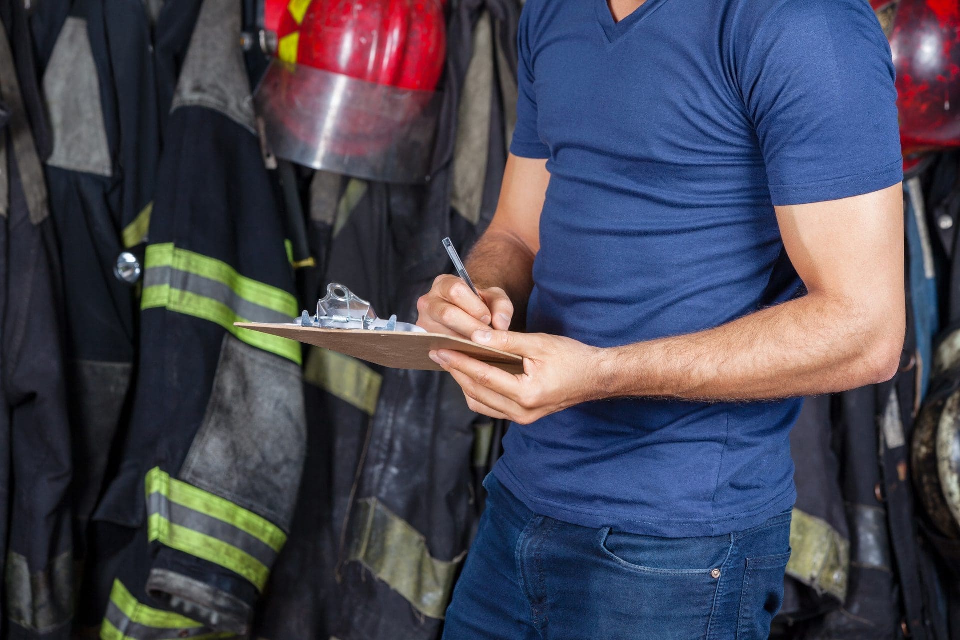 Brandschadensanierung: Den Schaden richtig dokumentieren - Häufig wird vor der Beauftragung von Brandschadensanierer Firmen erst ein Schadengutachten erstellt für die Versicherung (© Tyler Olson / stock.adobe.com)