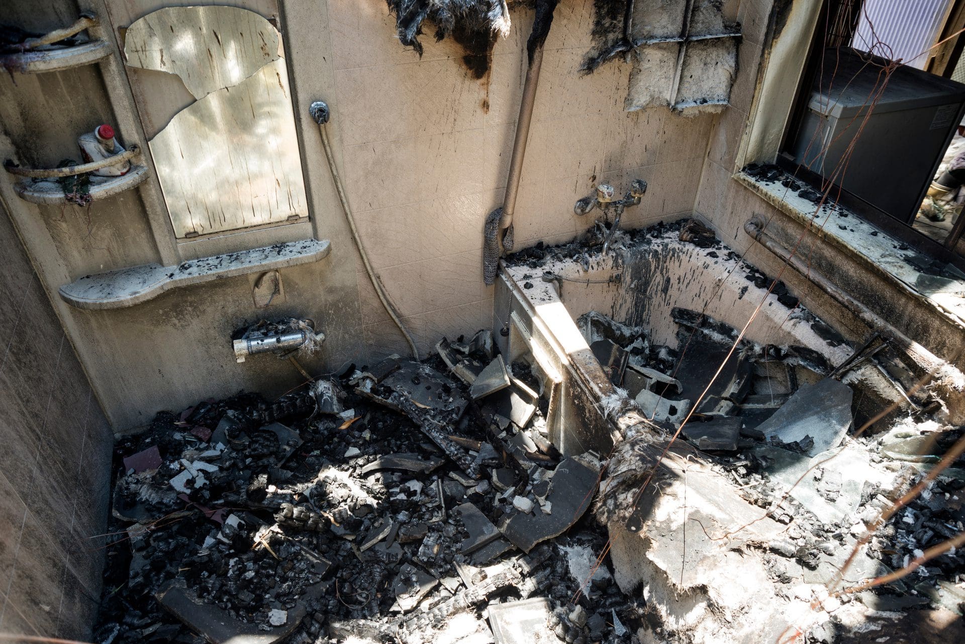 Brandschäden beseitigen | Wer unterstützt bei der Beseitigung von Brandschäden? (© varts / stock.adobe.com)