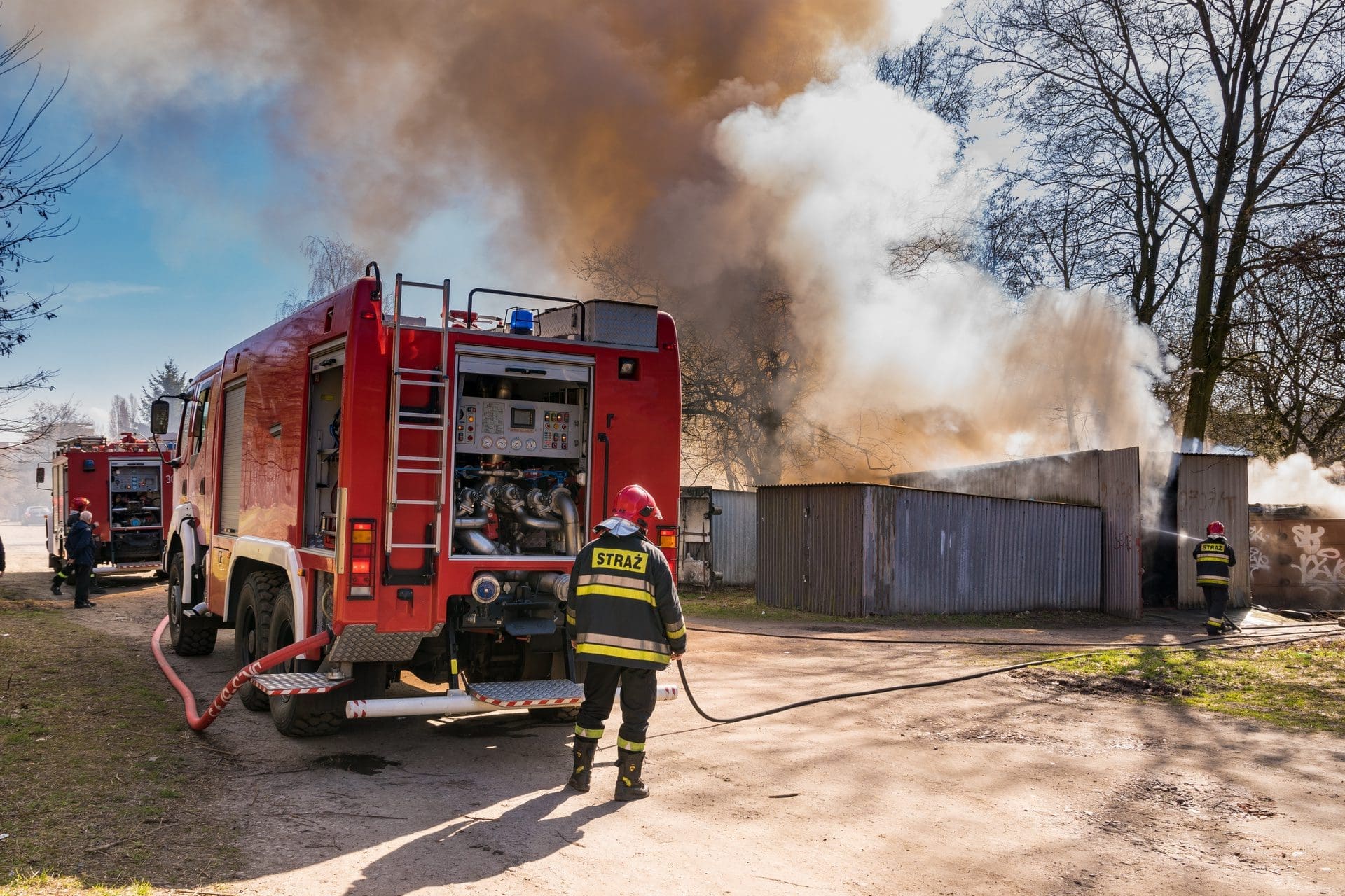 Brandstiftung - wer zahlt? Gebäudeversicherung, Hausrat-Versicherung, Haftpflicht? (© Mike Mareen / stock.adobe.com)