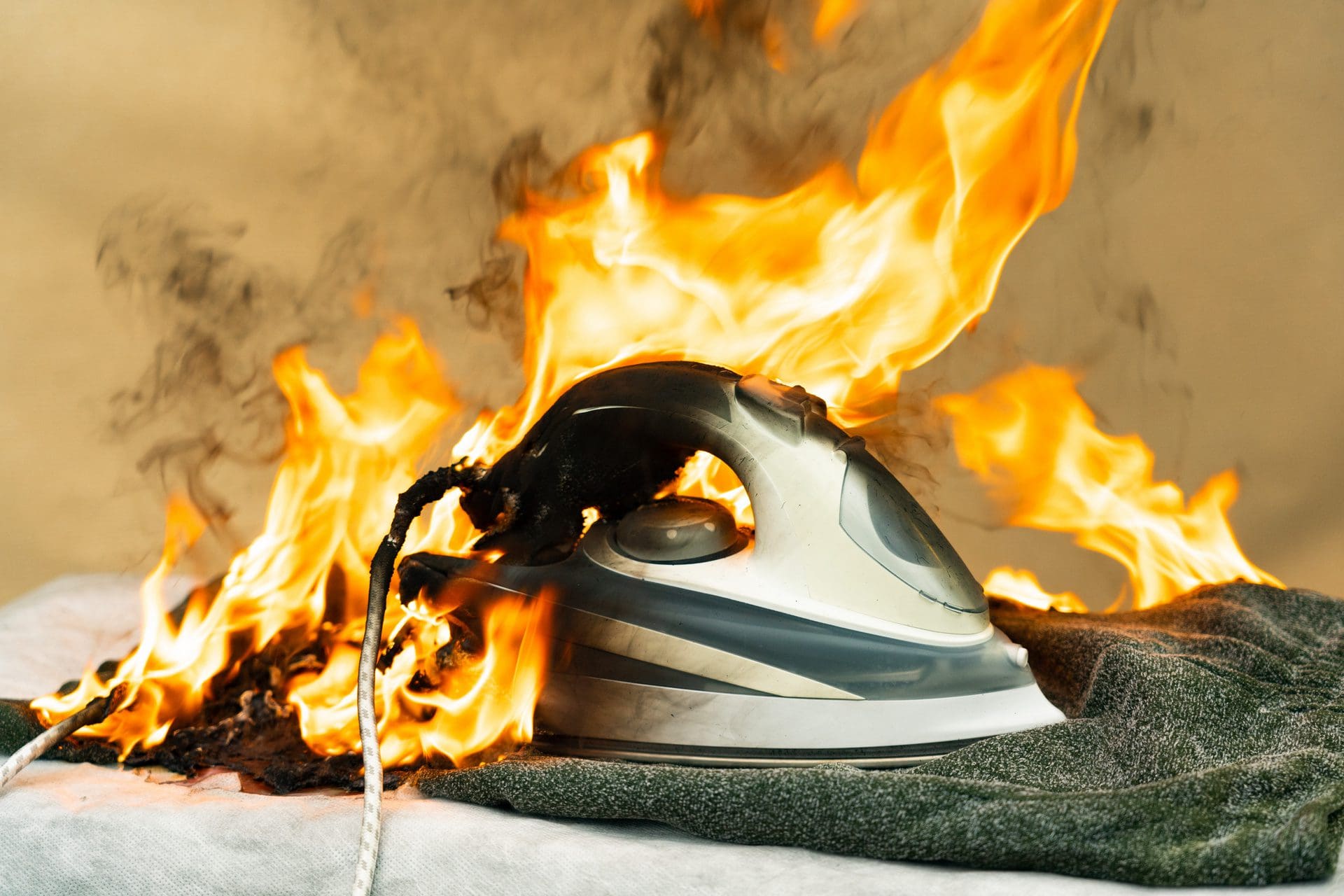 Brand durch Haushaltsgeräte - hier ein "vergessenes" Bügeleisen, das zu Überhitzung und Feuer geführt hat | Zahlt bei einer solchen Brandursache eine Versicherung etwas? (© woff / stock.adobe.com)