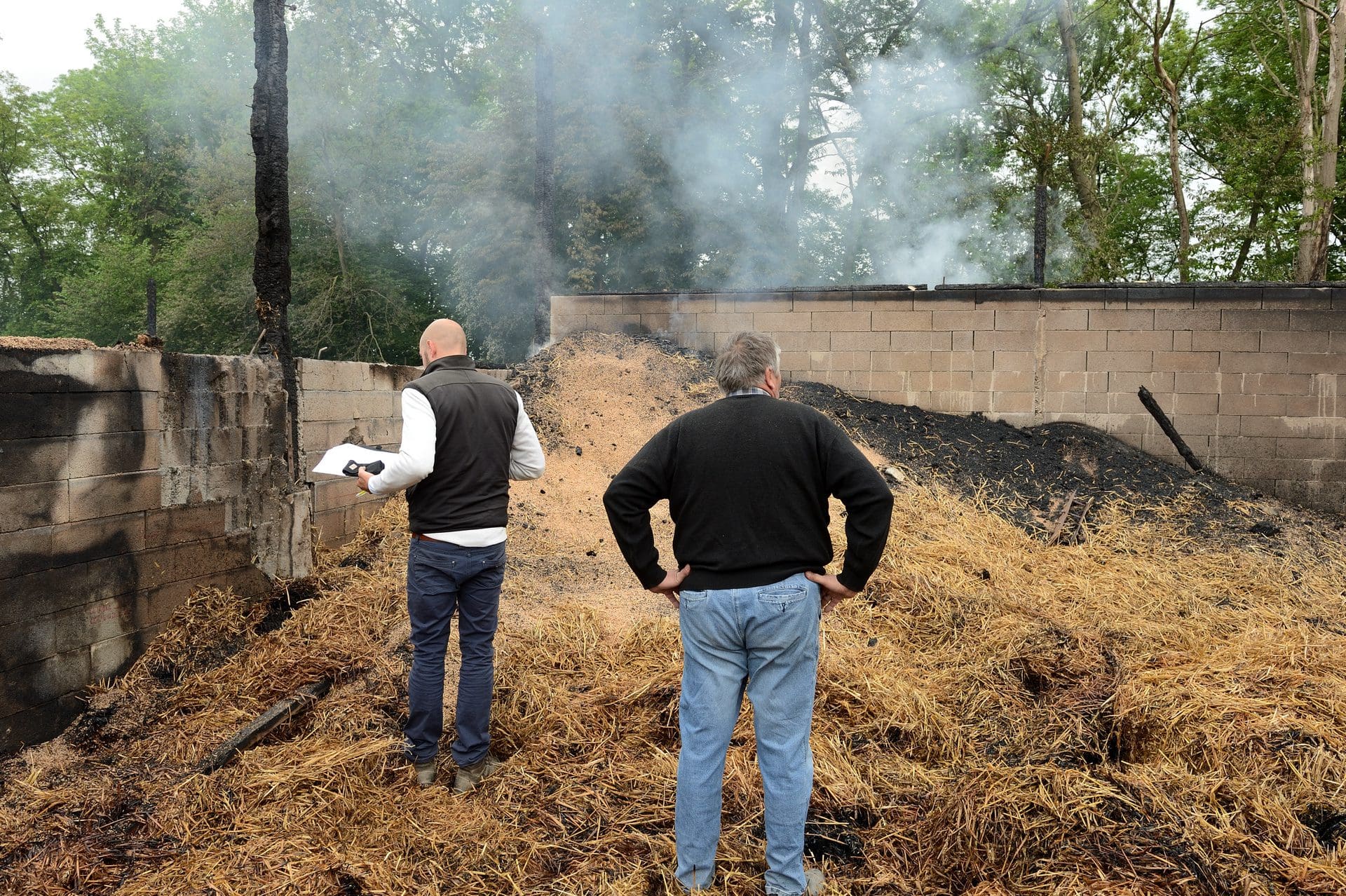 Ein Brandursachenermittler untersucht diesen Schadenfall bei einem Landwirt und erstellt ein Sachverständigen-Gutachten für die Versicherung (© Photoagriculture / stock.adobe.com)