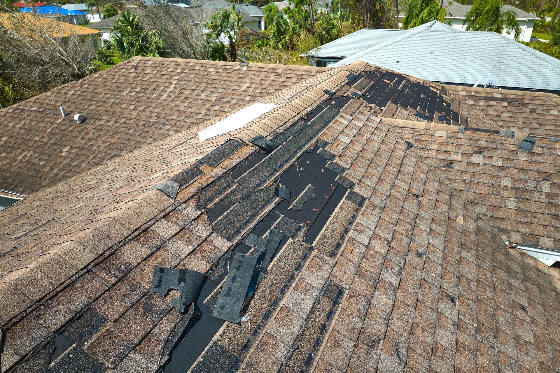Bei einem solchen Dach(zustand) ist der Wasserschaden vorprogrammiert. Hier hilft nur: Neu machen! (© bilanol / stock.adobe.com)