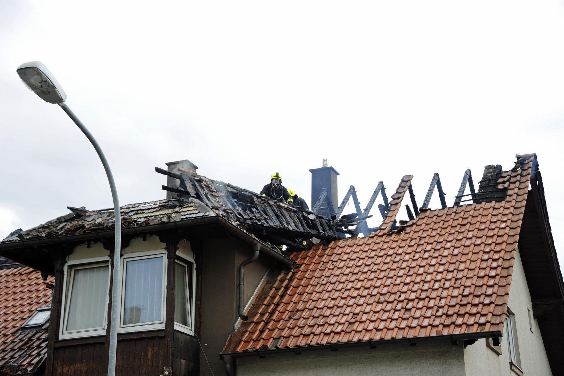 Dachstuhlbrand | Feuer zerstört Dachstuhl eines Hauses (© pb press / stock.adobe.com)