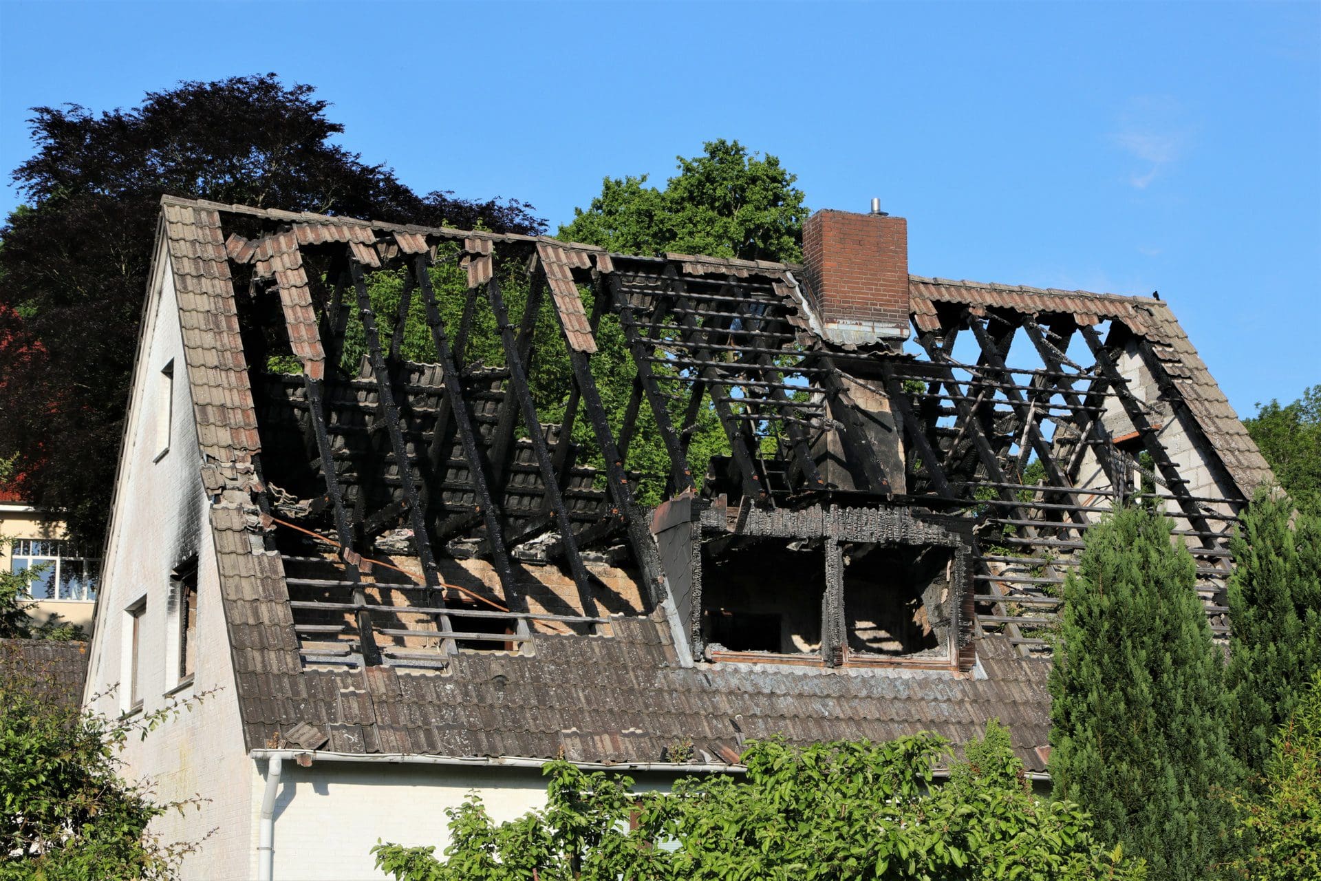 Dachstuhlbrand | Lässt sich dieses Haus noch retten?! (© Lars Gieger / stock.adobe.com)