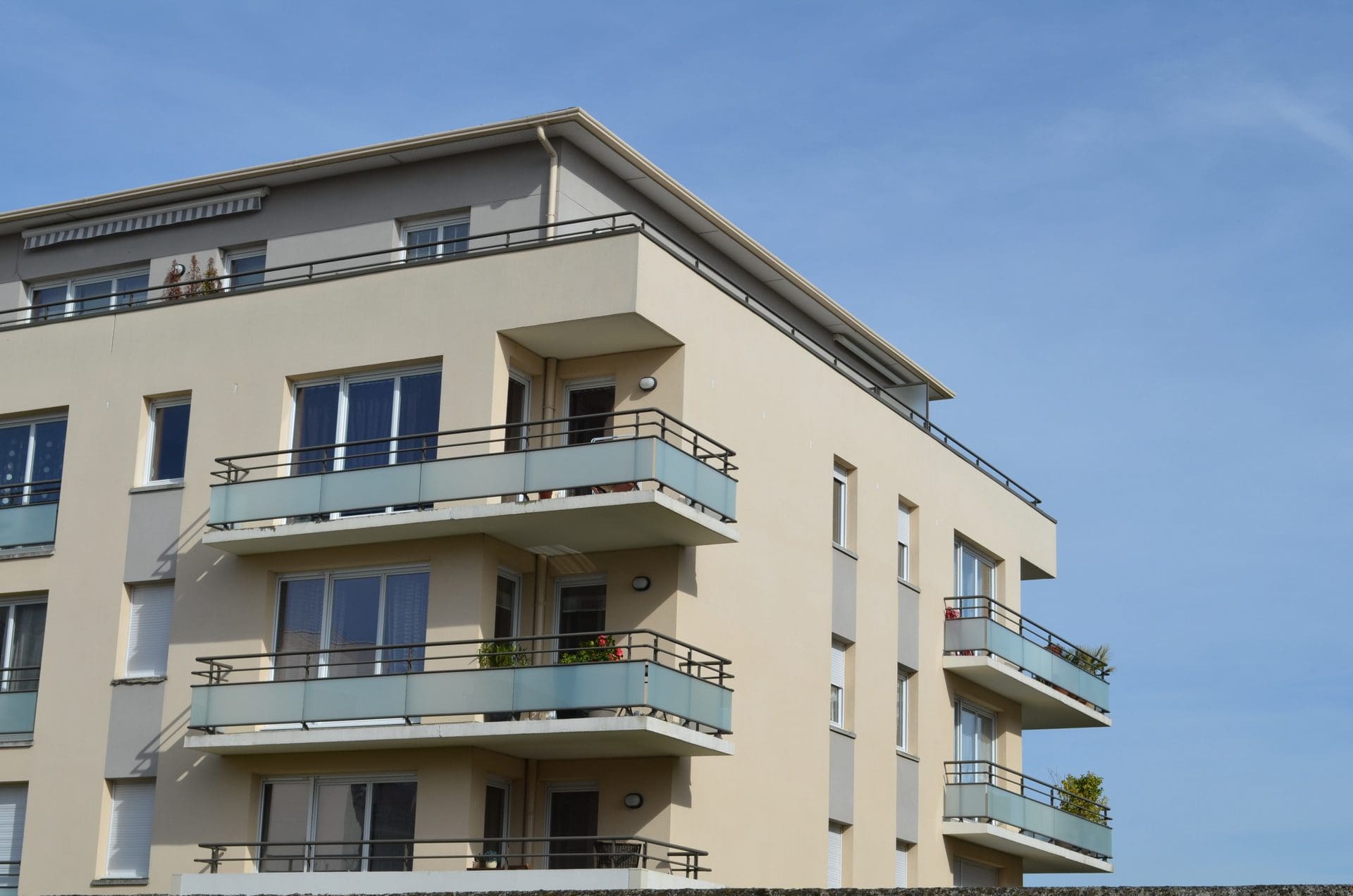 Bei Mehrfamilienhäusern mit Dachterrasse stellt sich die Frage umso mehr, wer für Sanierungs- und Reparaturmaßnahmen zahlen muss, wenn wegen Undichtigkeiten ein Wasserschaden am Gebäude bzw. in den darunterliegenden Wohnungen entstanden ist. (© david-bgn / stock.adobe.com) Bei Mehrfamilienhäusern mit Dachterrasse stellt sich die Frage umso mehr, wer für Sanierungs- und Reparaturmaßnahmen zahlen muss, wenn wegen Undichtigkeiten ein Wasserschaden am Gebäude bzw. in den darunterliegenden Wohnungen entstanden ist. (© david-bgn / stock.adobe.com)