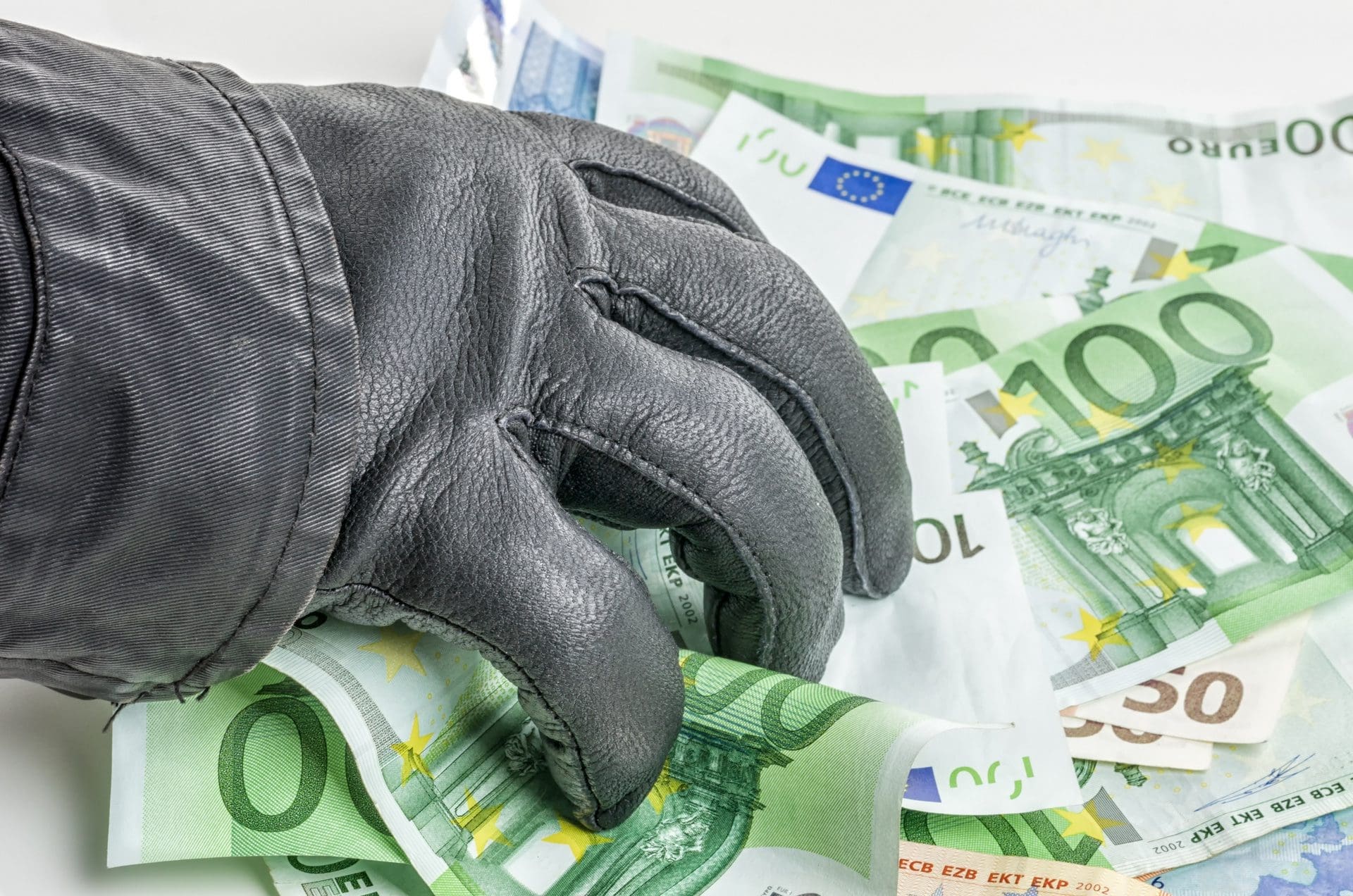 Dieb bedient sich nach Wohnungseinbruch an größerer Menge Bargeld (© Zerbor / stock.adobe.com)