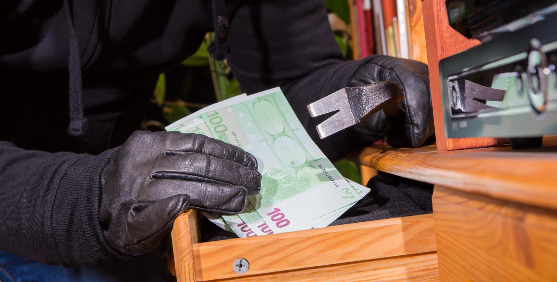 Wenn beim Einbruch Bargeld gestohlen wurde, greift die Hausratversicherung. Doch auch wenn Diebstahl von Bargeld versichert ist, gibt es Höchstgrenzen. (© Rainer Fuhrmann / stock.adobe.com)