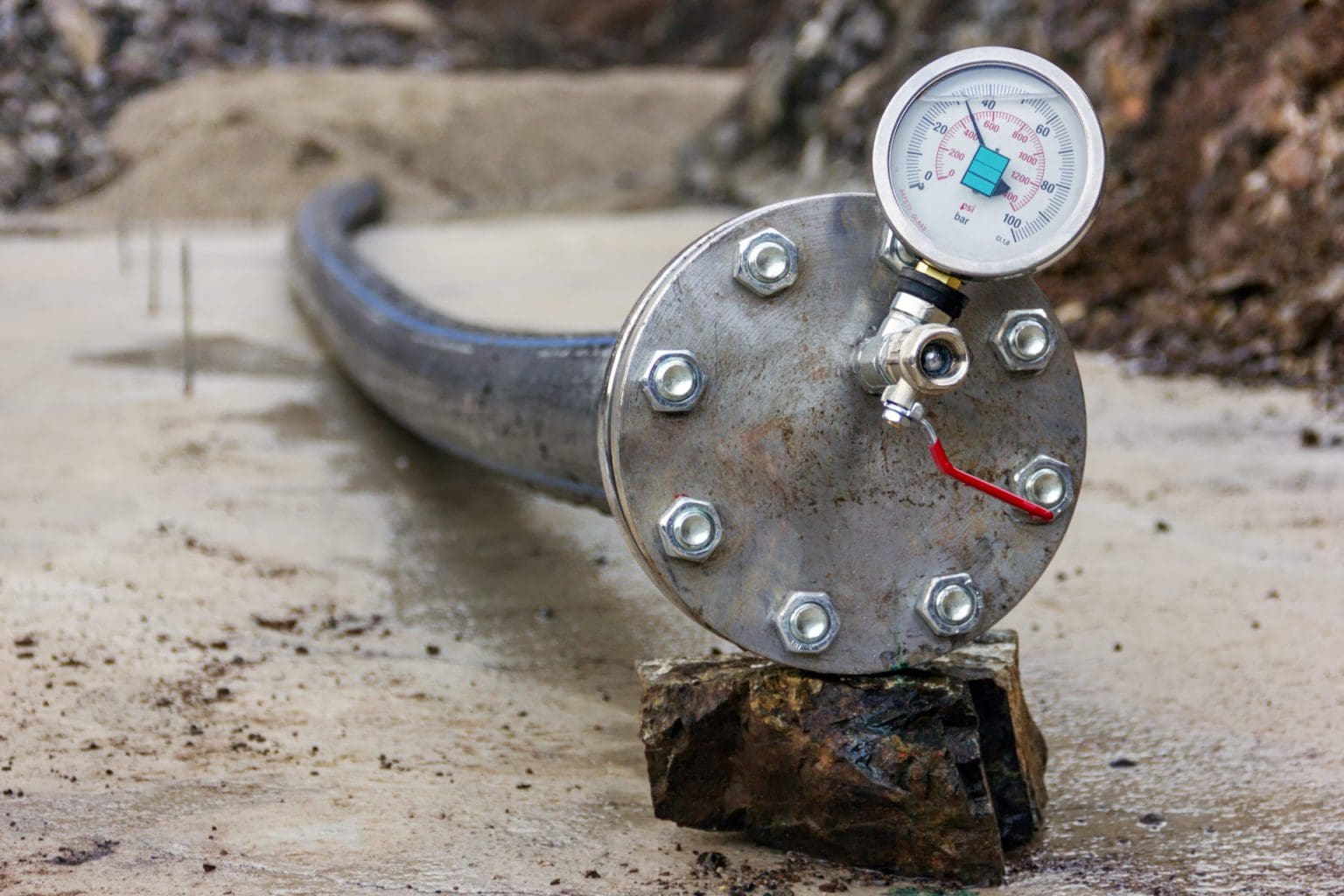 Druckprüfung von Leitungen (© Funtay / stock.adobe.com)